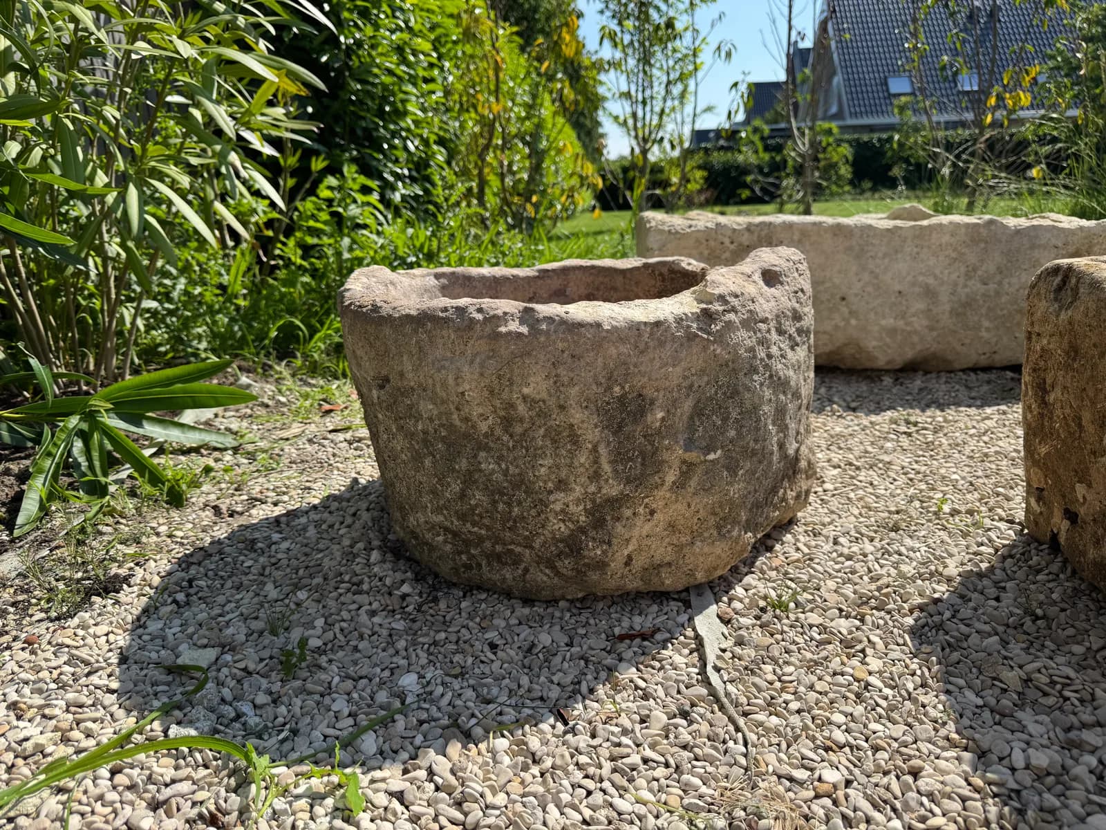 Natuurstenen pot, beige, rond met dikke verweerde rand, verweerde kalksteen met natuurlijke patina, handgemaakt in Indonesië foto 4