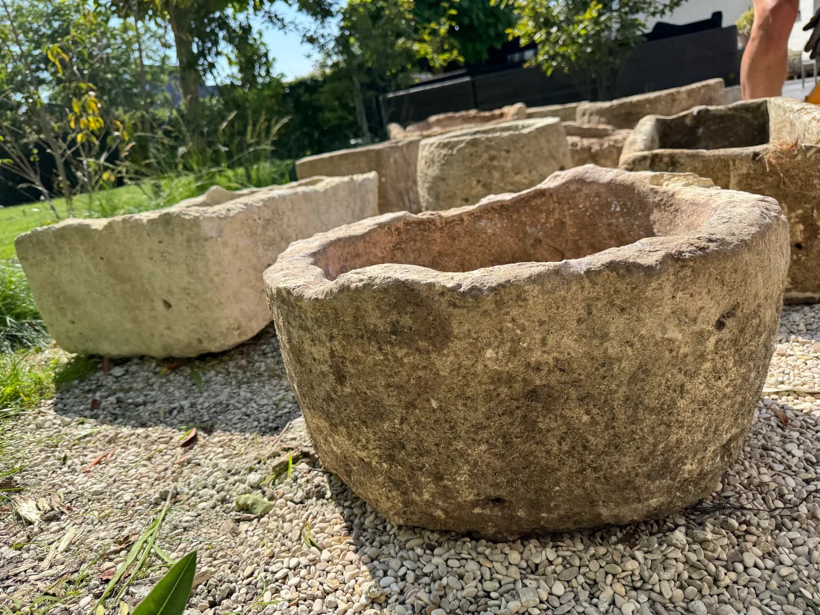 Natuurstenen pot, beige, rond met dikke verweerde rand, verweerde kalksteen met natuurlijke patina, handgemaakt in Indonesië foto 5