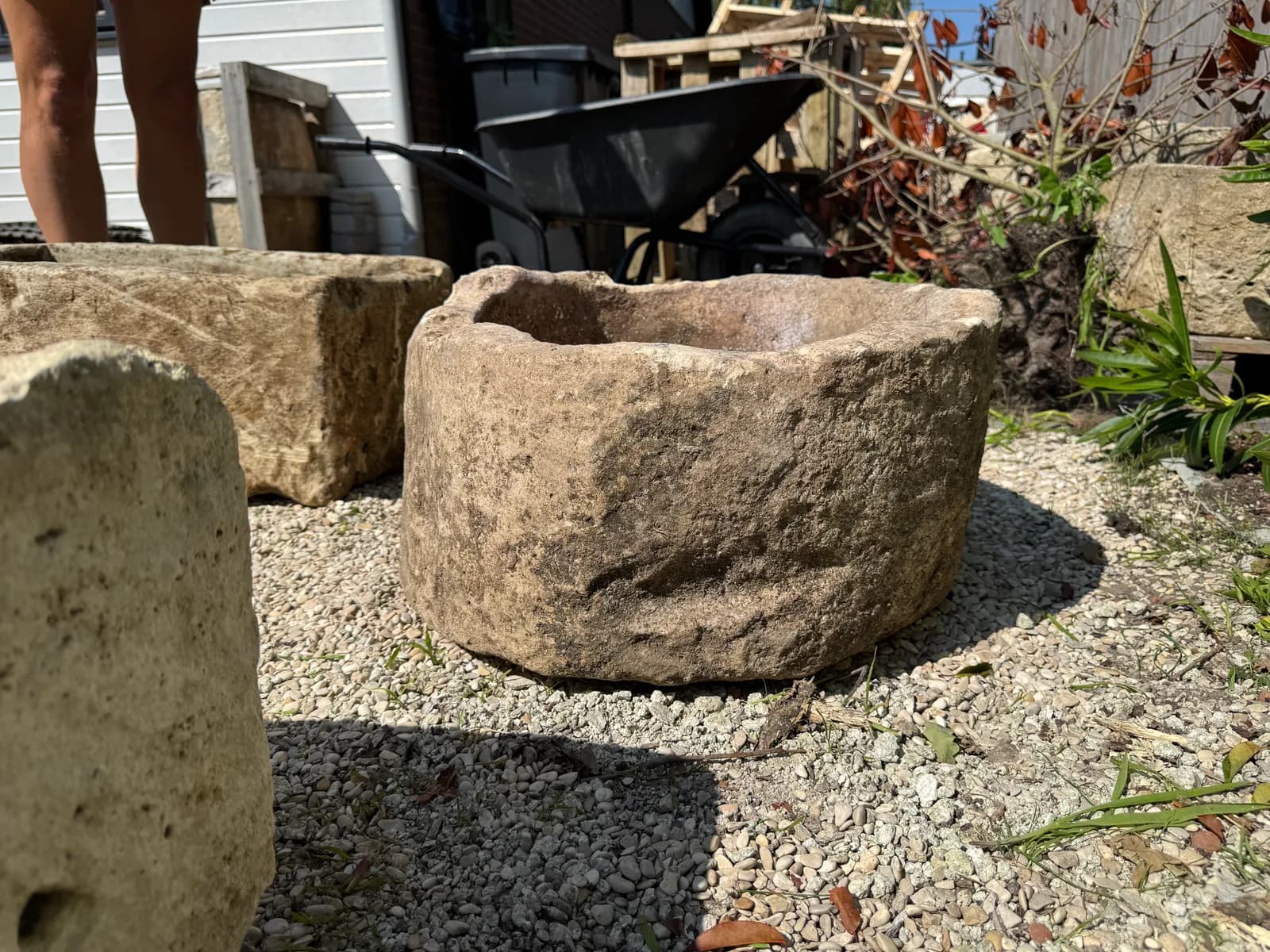 Natuurstenen pot, beige, rond met dikke verweerde rand, verweerde kalksteen met natuurlijke patina, handgemaakt in Indonesië foto 2