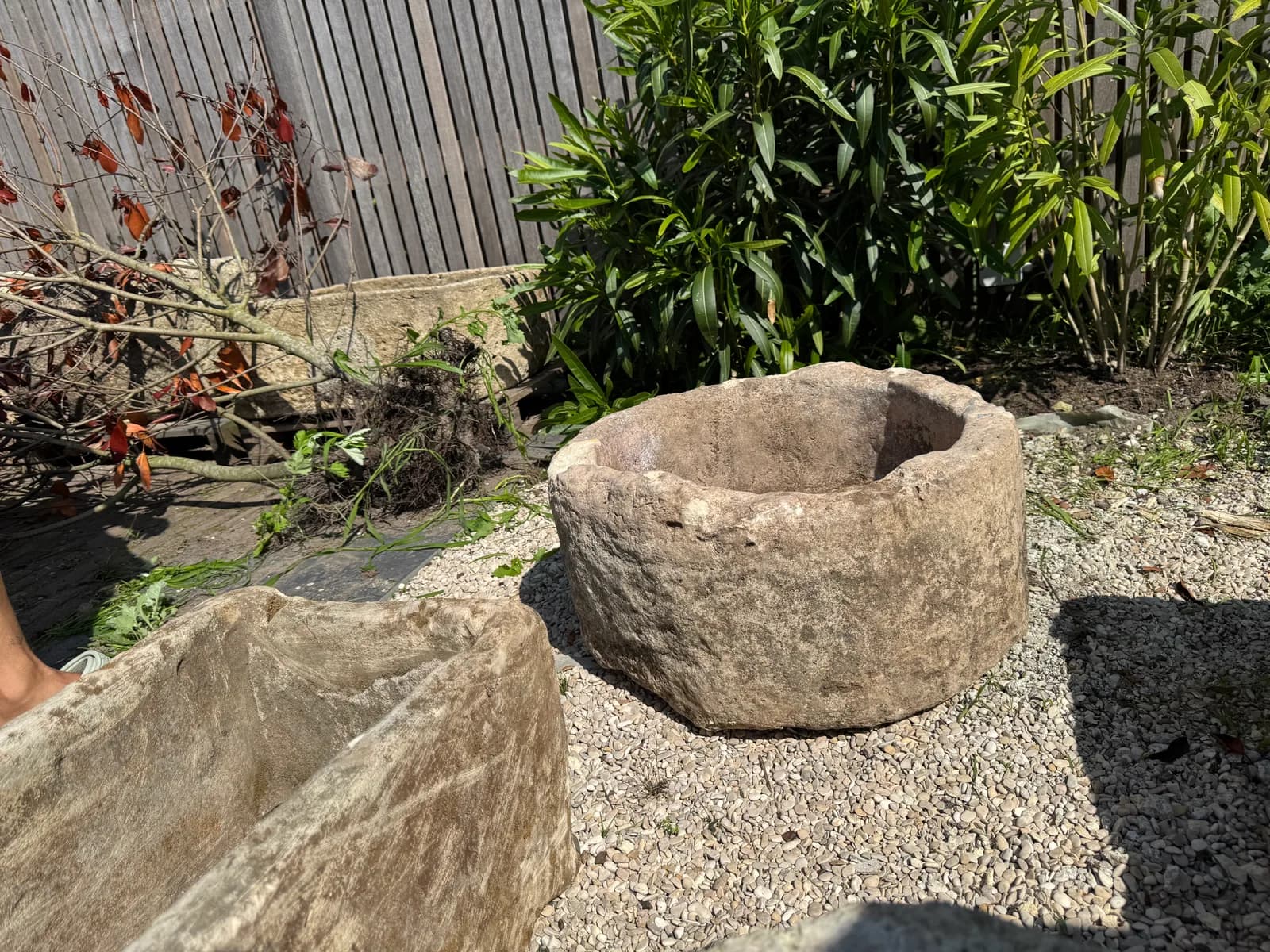 Natuurstenen pot, beige, rond met dikke verweerde rand, verweerde kalksteen met natuurlijke patina, handgemaakt in Indonesië foto 6