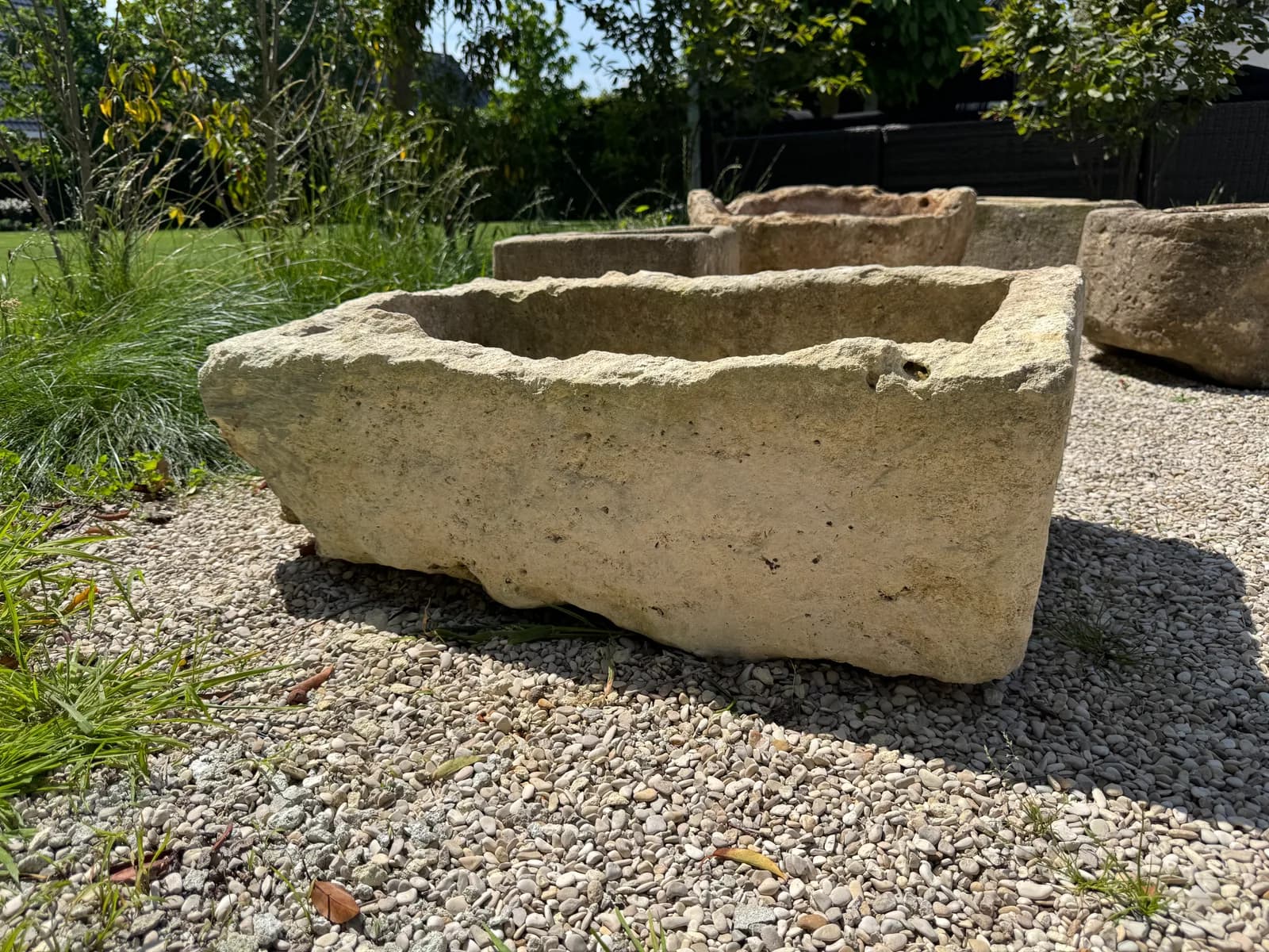 Natuurstenen trog – Rechthoekig (29×86×54), handgemaakt en verweerd, persoonlijk ingekocht in Indonesië