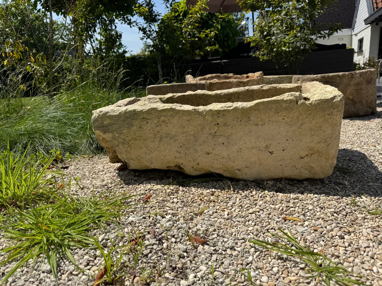 Natuurstenen trog – Rechthoekig (29×86×54), verweerde kalksteen met natuurlijke patina, handgemaakt in Indonesië foto 2