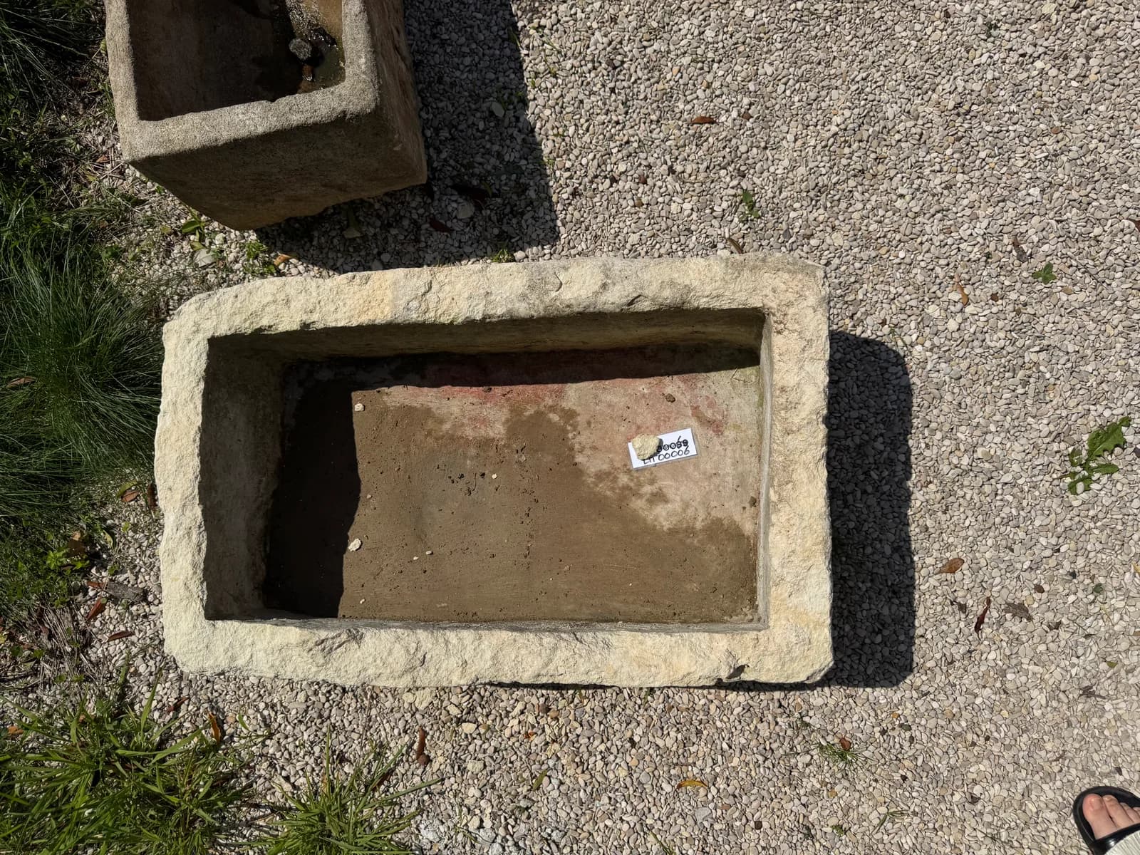 Natuurstenen trog – Rechthoekig (29×86×54), verweerde kalksteen met natuurlijke patina, handgemaakt in Indonesië foto 3