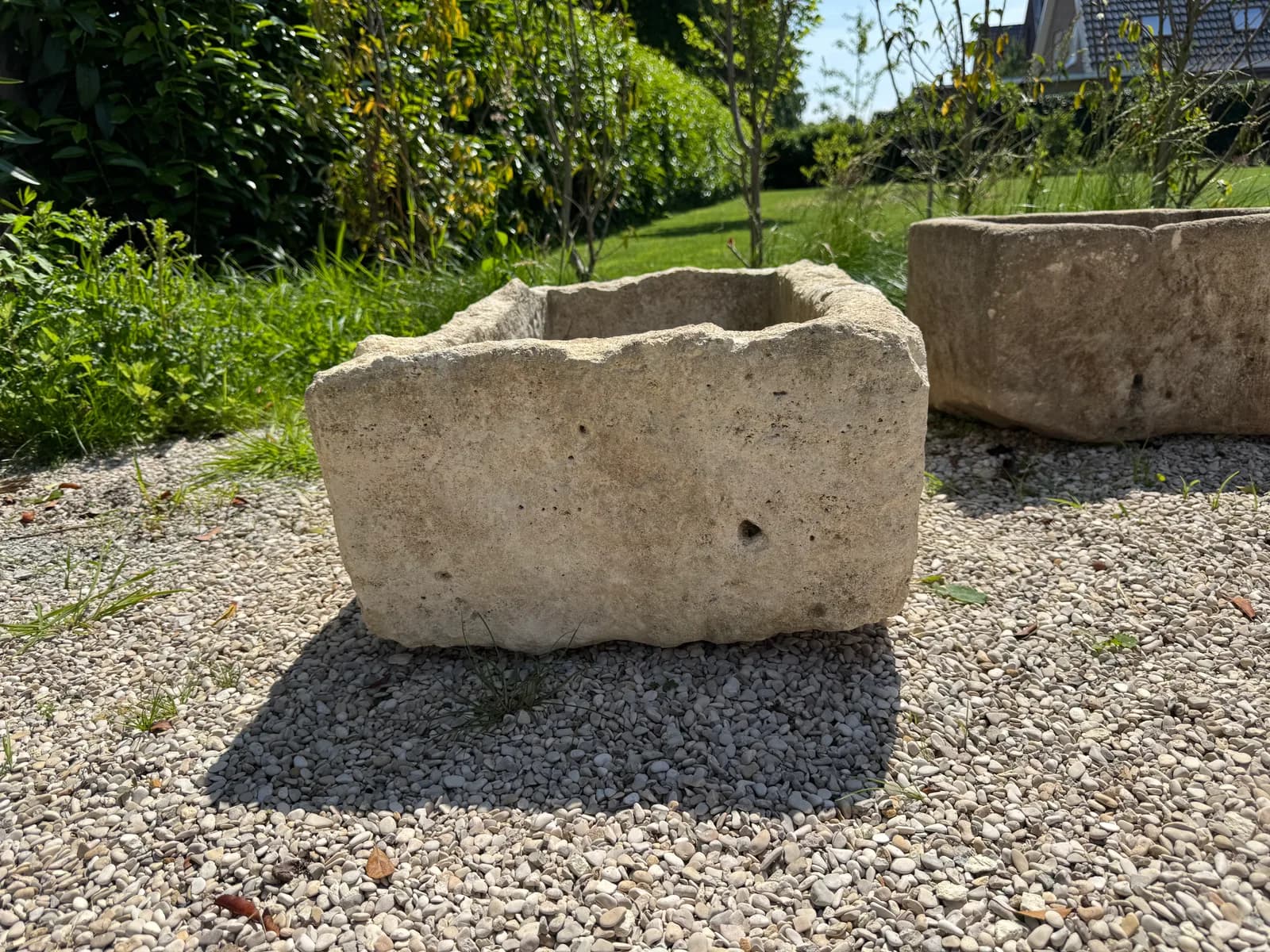 Natuurstenen trog – Rechthoekig (29×86×54), verweerde kalksteen met natuurlijke patina, handgemaakt in Indonesië foto 4