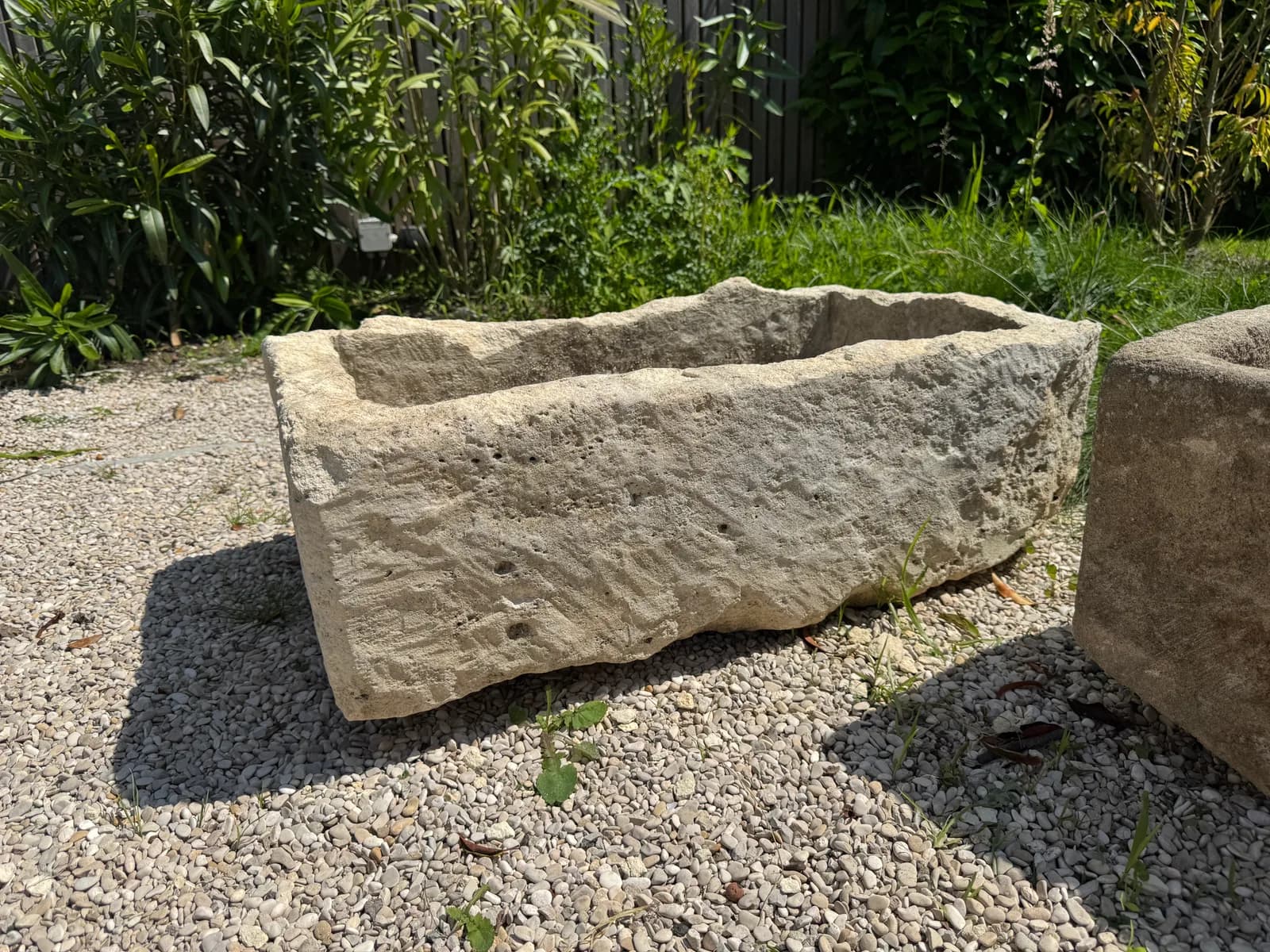 Natuurstenen trog – Rechthoekig (29×86×54), verweerde kalksteen met natuurlijke patina, handgemaakt in Indonesië foto 5