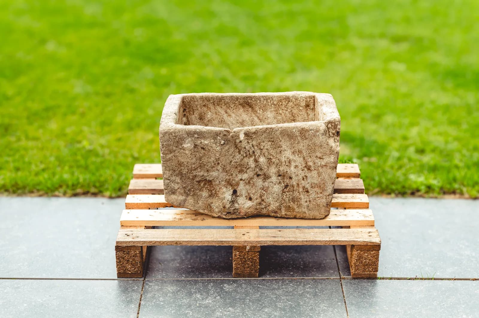 Natuurstenen trog met grijze patina, beige, schuine hoek (32×55×37), verweerde natuursteen met natuurlijke patina, handgemaakt in Indonesië foto 3