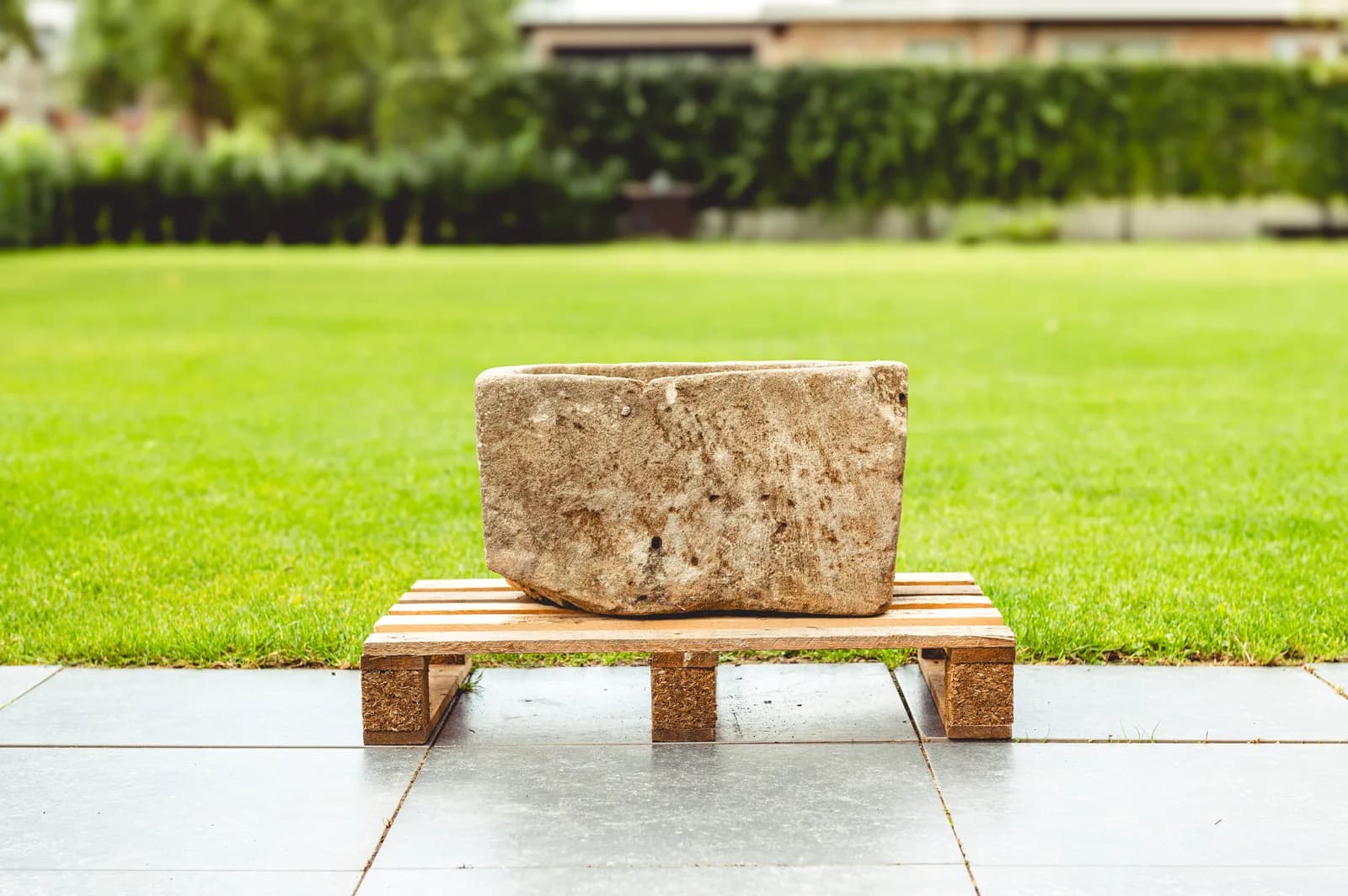 Natuurstenen trog met grijze patina, beige, schuine hoek (32×55×37), verweerde natuursteen met natuurlijke patina, handgemaakt in Indonesië foto 4