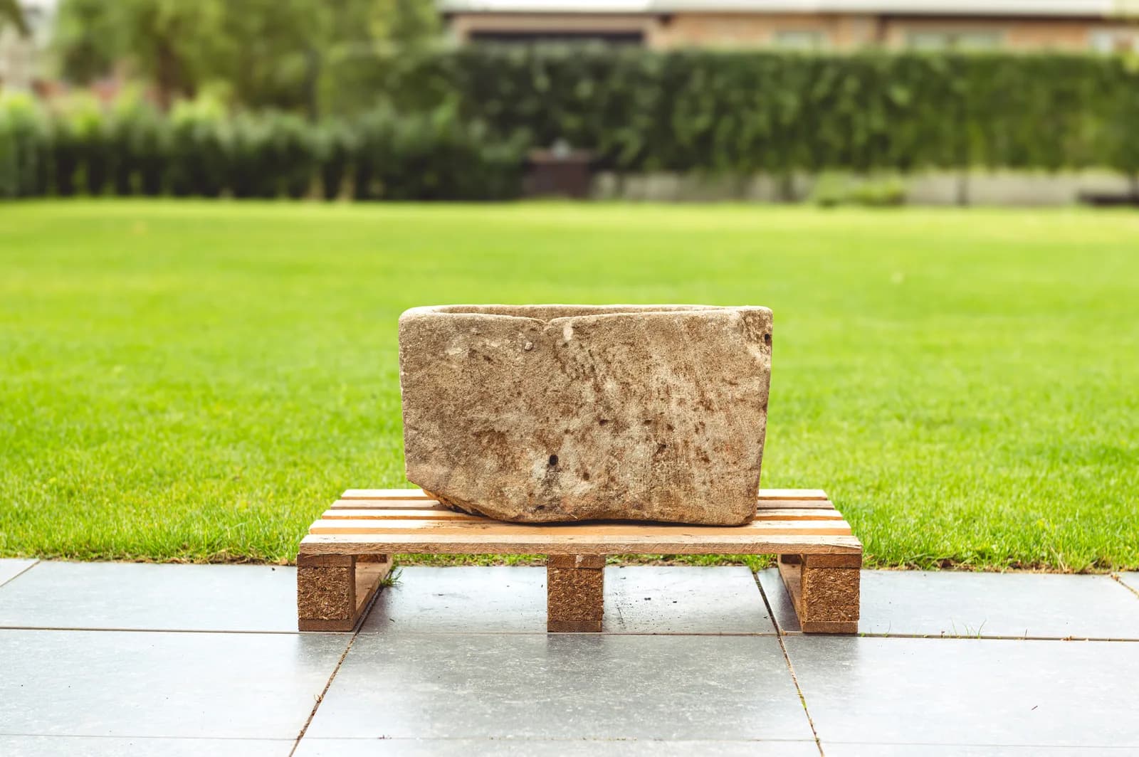 Natuurstenen trog met grijze patina, beige, schuine hoek (32×55×37), verweerde natuursteen met natuurlijke patina, handgemaakt in Indonesië foto 5