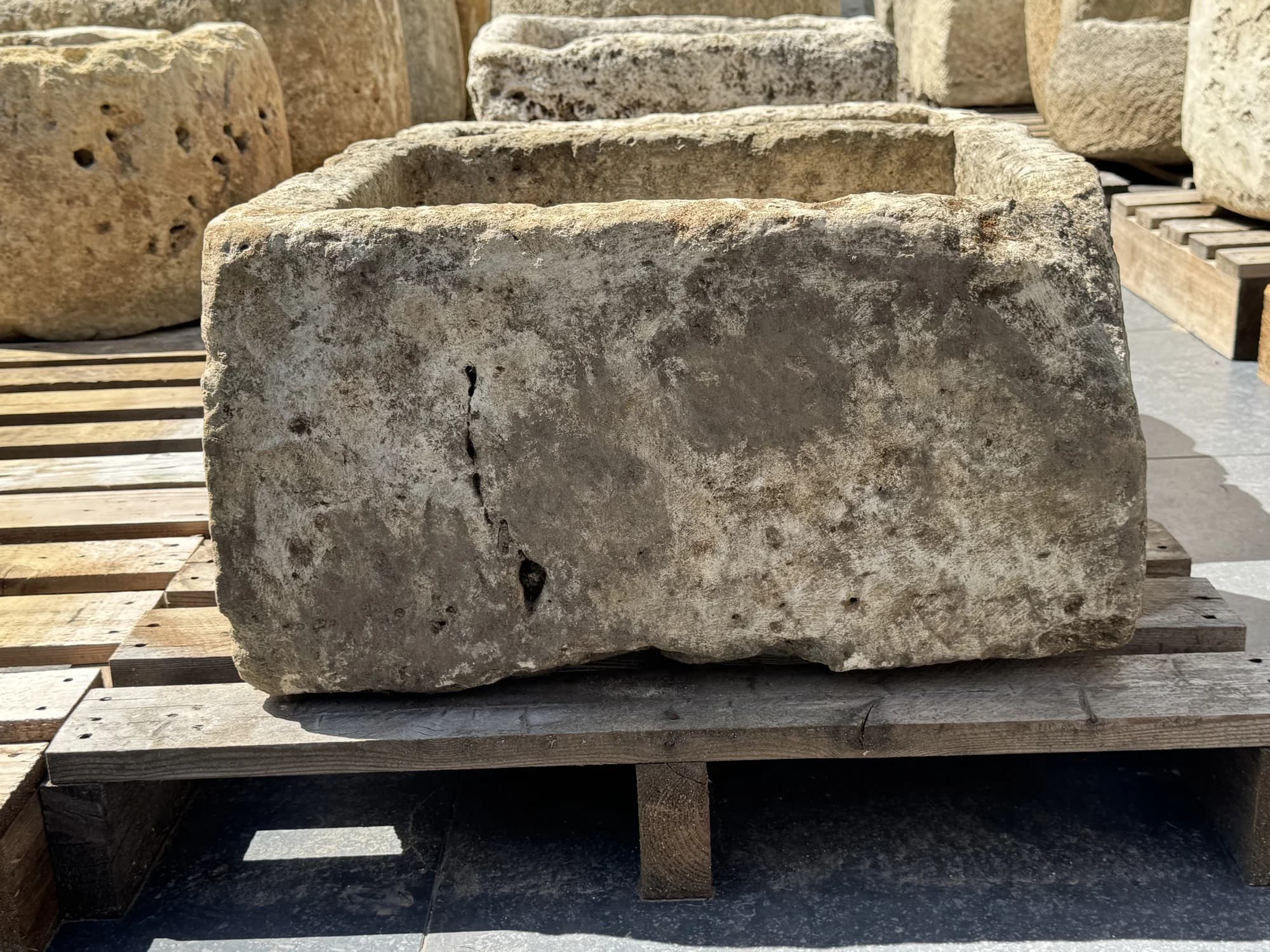 Rechthoekige trog met lichte bolling, verweerde kalksteen met natuurlijke patina, handgemaakt in Indonesië foto 6