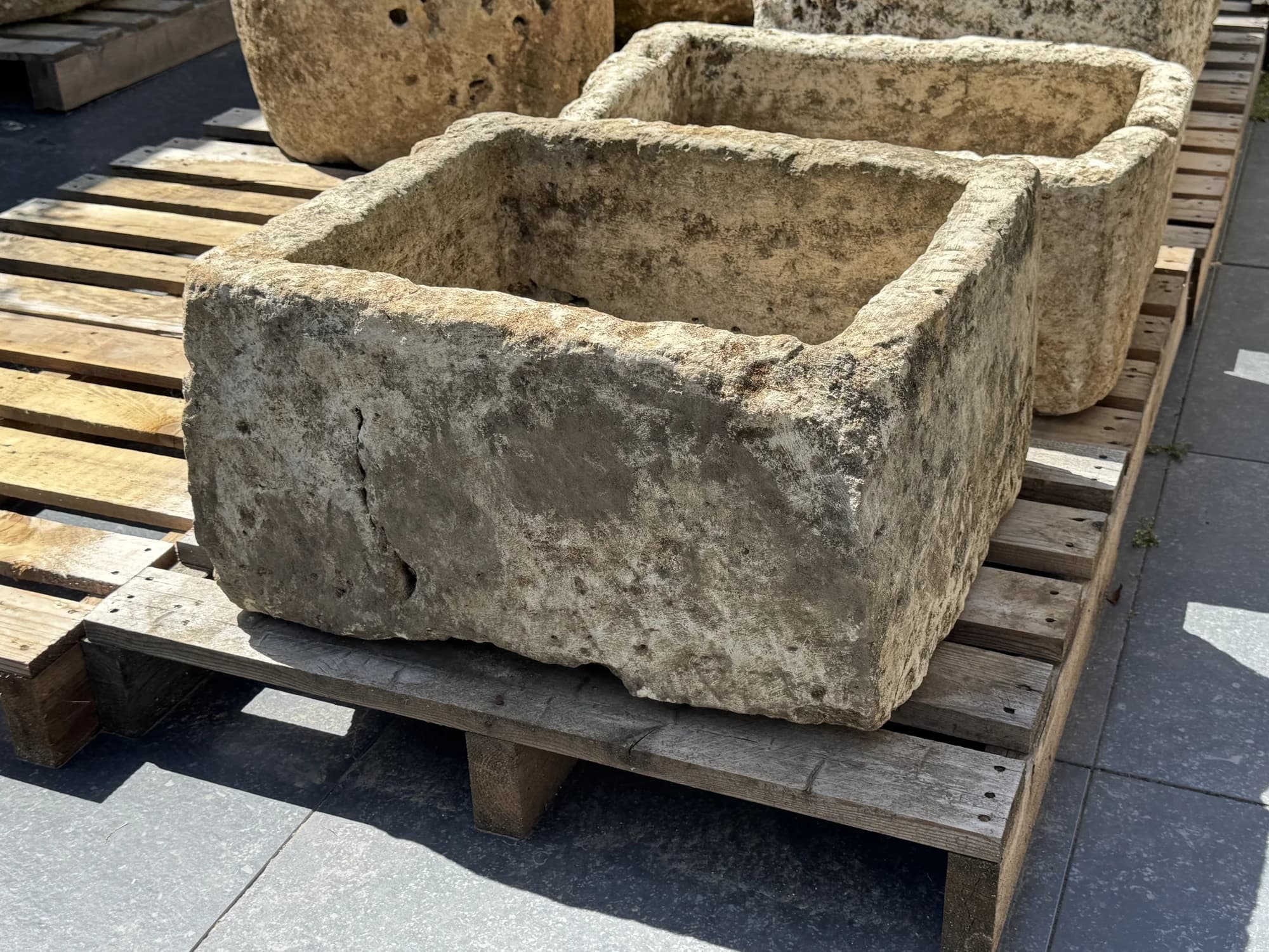 Rechthoekige trog met lichte bolling, verweerde kalksteen met natuurlijke patina, handgemaakt in Indonesië foto 5