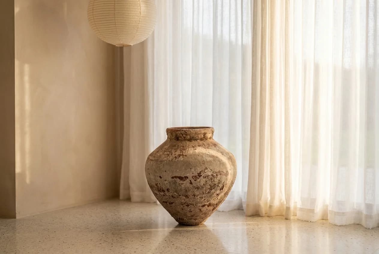 Vintage kleivaas in terra en beige, handgemaakt (61×60), verweerde klei met natuurlijke patina, handgemaakt in Indonesië foto 7