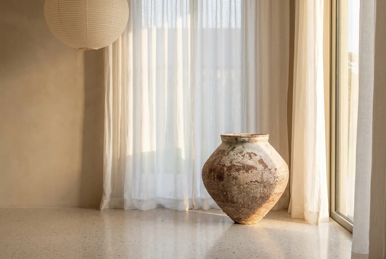 Uniek handgemaakte vintage kleivaas, terra en beige (55×55), verweerde klei met natuurlijke patina, handgemaakt in Indonesië foto 4