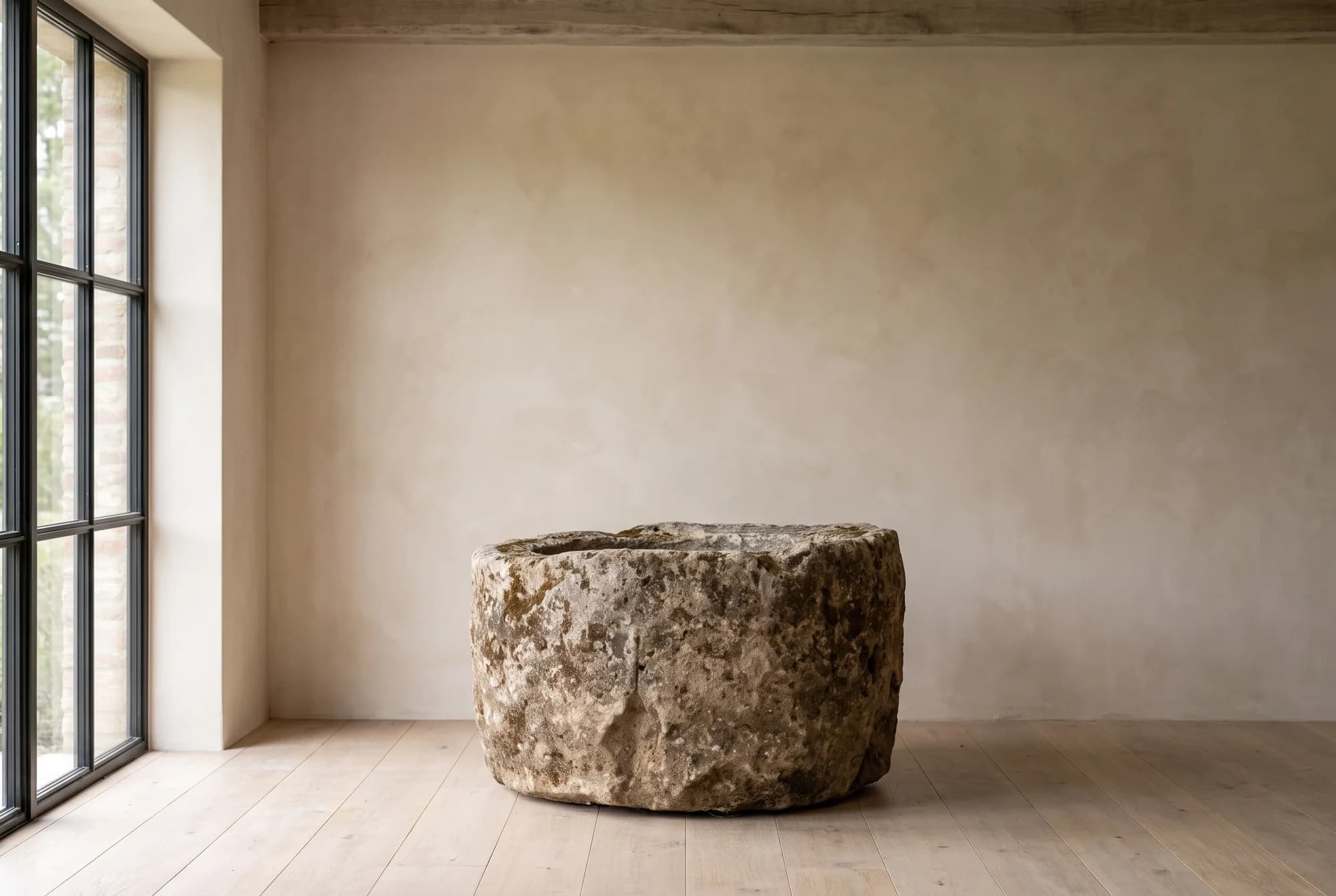 Natuurstenen pot, beige, rond en zwaar verweerd, verweerde kalksteen met natuurlijke patina, handgemaakt in Indonesië foto 11