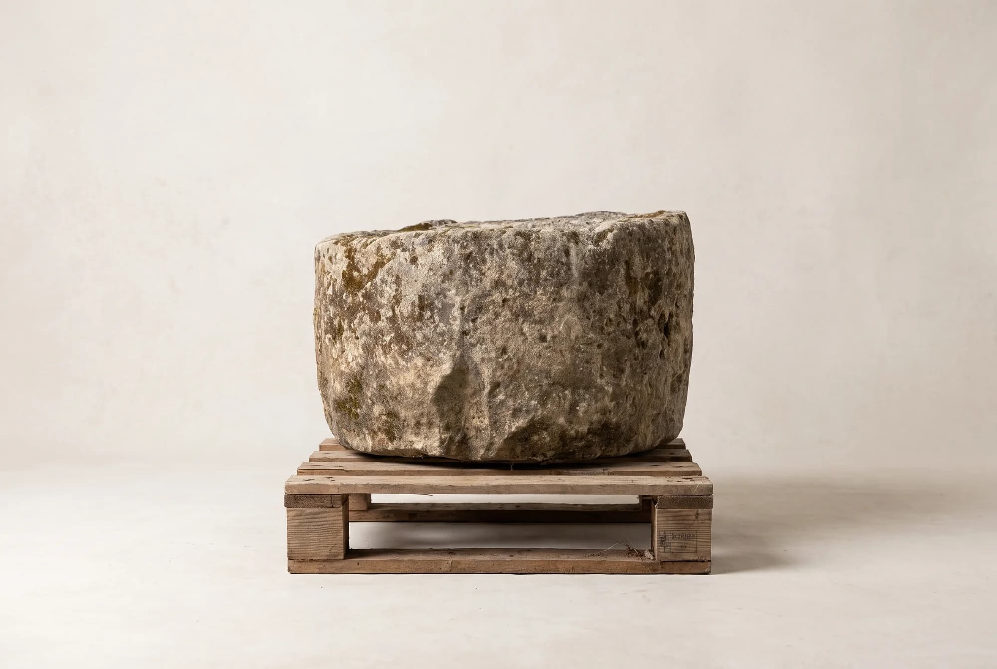 Natuurstenen pot, beige, rond en zwaar verweerd, verweerde kalksteen met natuurlijke patina, handgemaakt in Indonesië foto 13