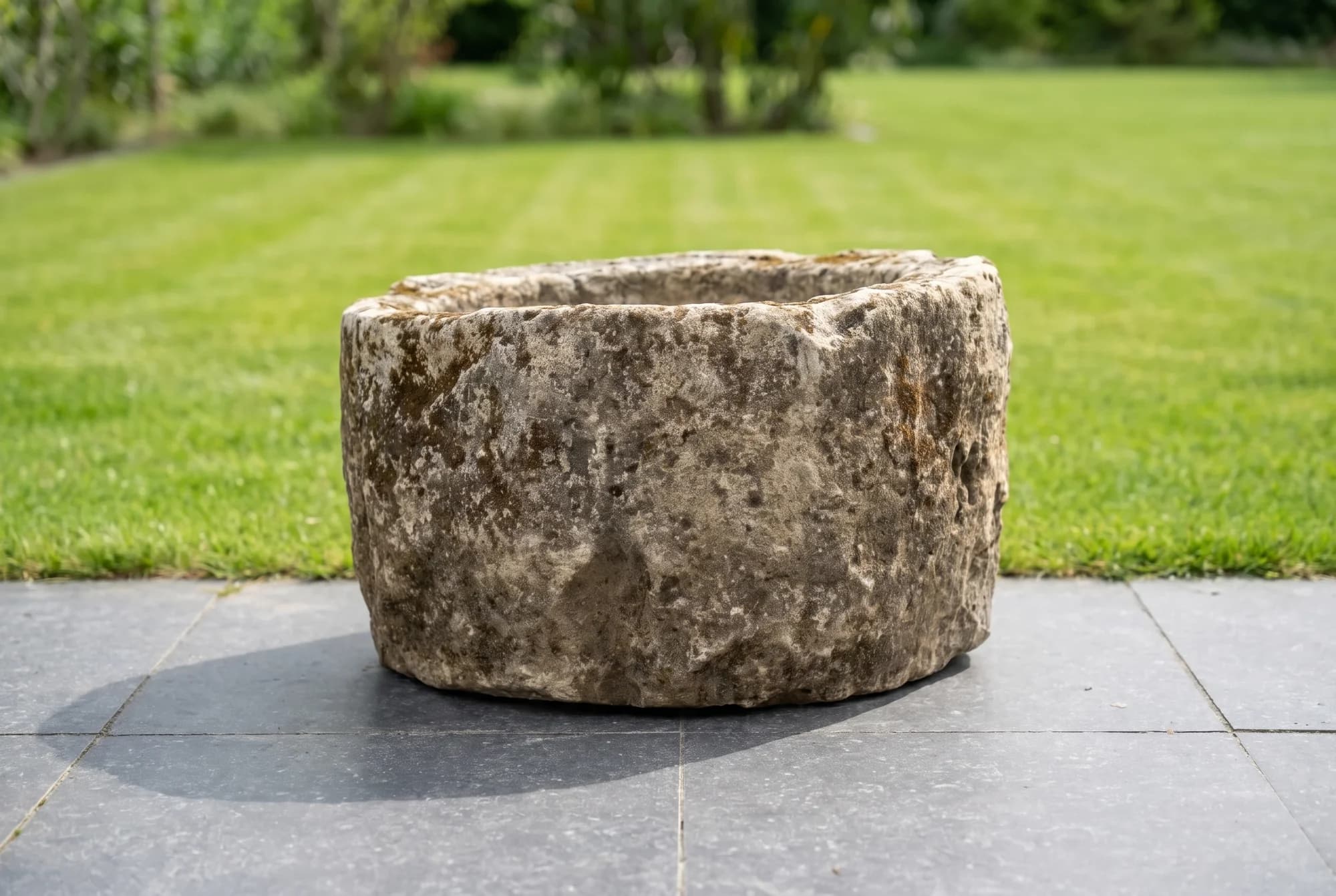 Natuurstenen pot, beige, rond en zwaar verweerd, verweerde kalksteen met natuurlijke patina, handgemaakt in Indonesië foto 9