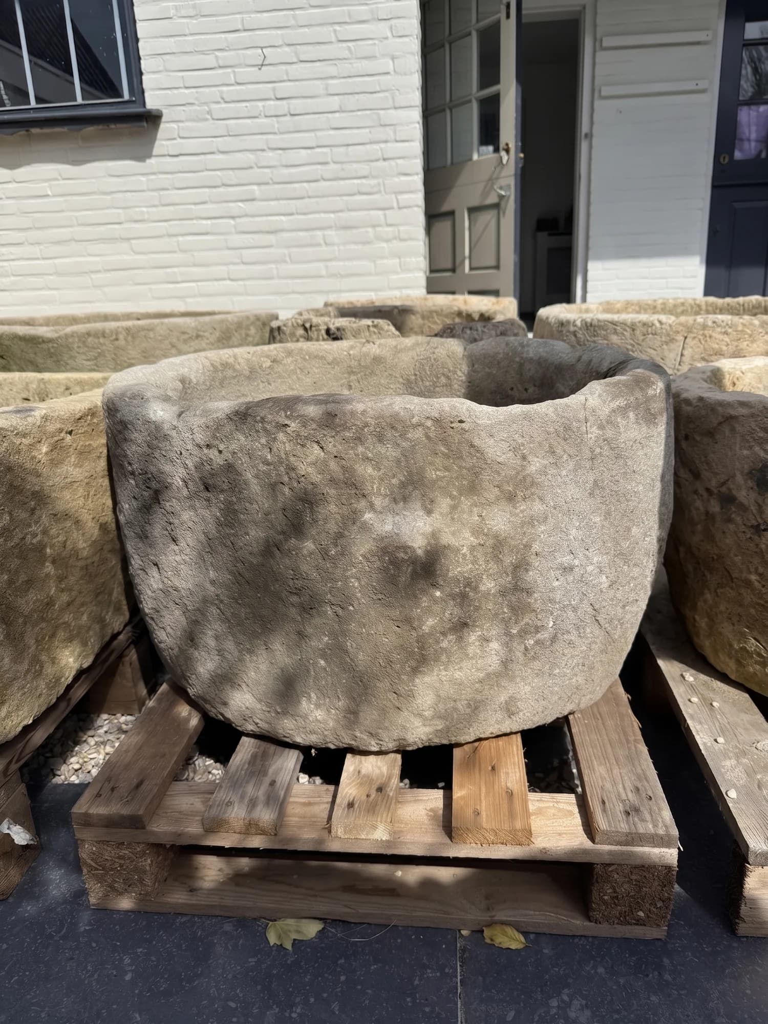 Natuurstenen pot met zachte patina, grijs, rond (40×78), verweerde kalksteen met natuurlijke patina, handgemaakt in Indonesië foto 3
