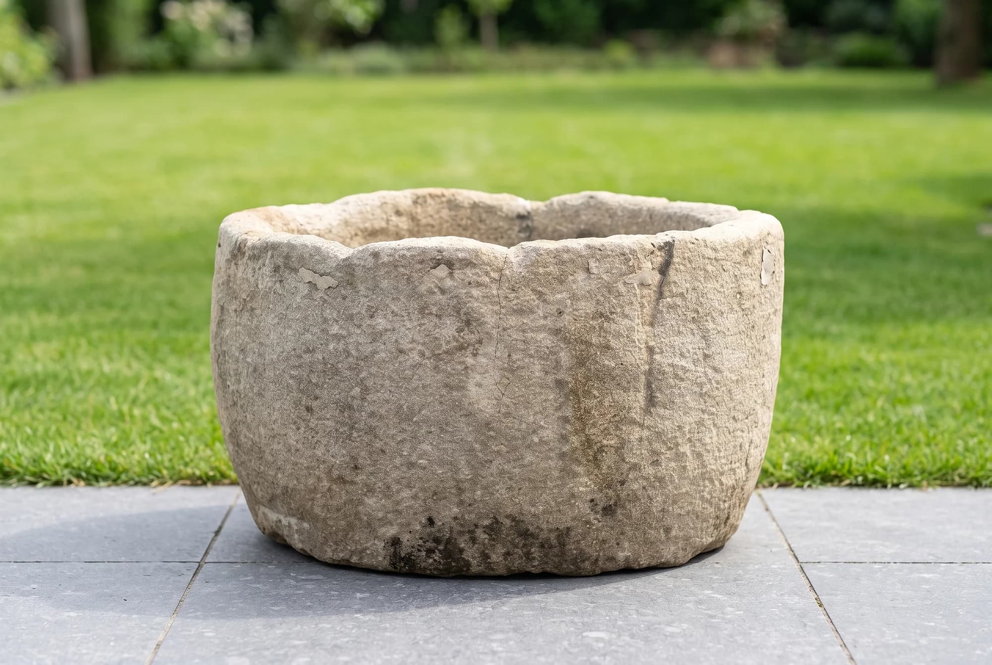 Natuurstenen pot met zachte patina, grijs, rond (40×78), handgemaakt en verweerd, persoonlijk ingekocht in Indonesië