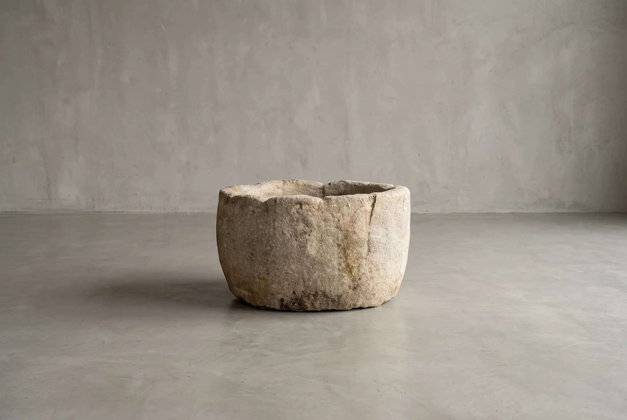 Natuurstenen pot met zachte patina, grijs, rond (40×78), verweerde kalksteen met natuurlijke patina, handgemaakt in Indonesië foto 4