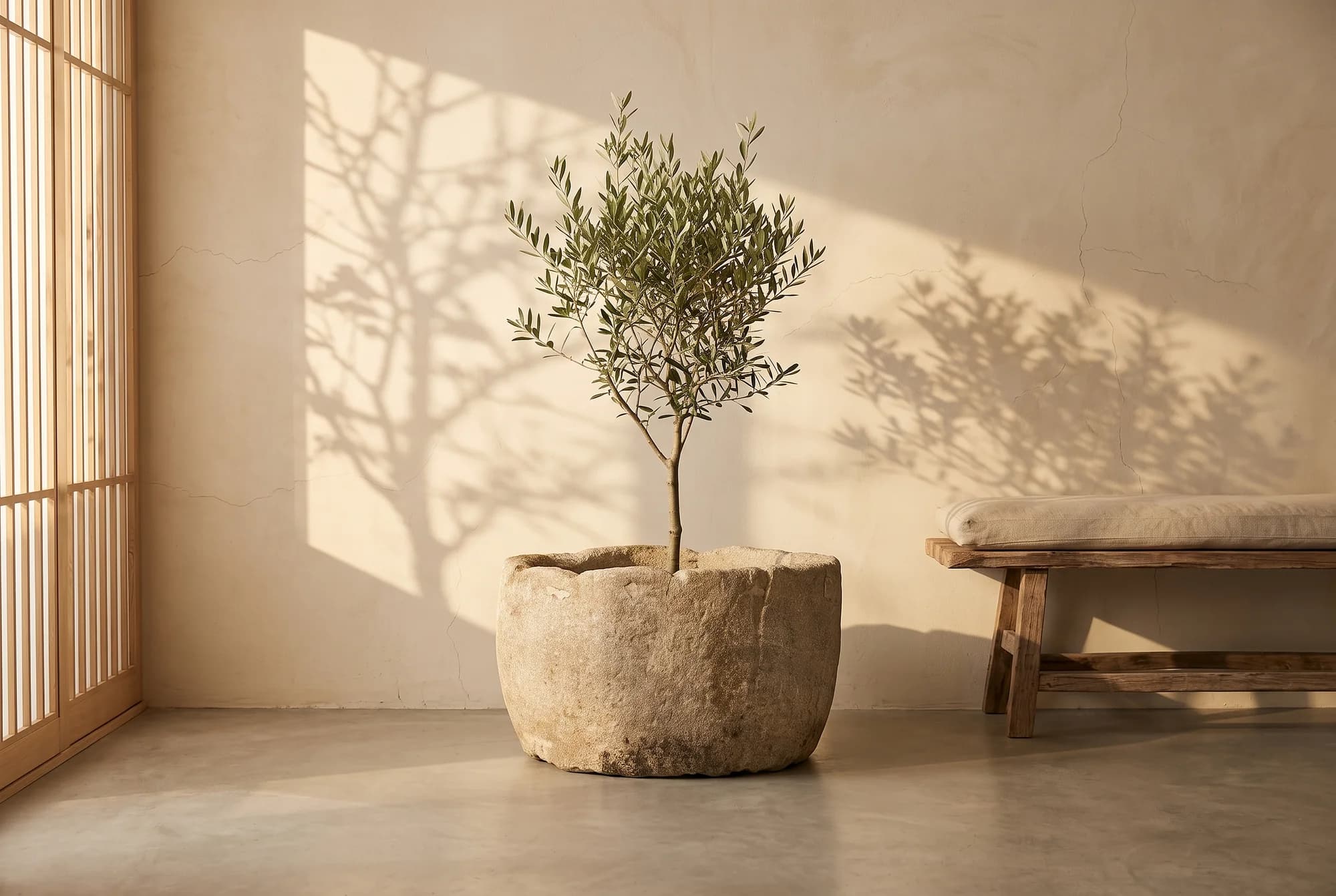 Natuurstenen pot met zachte patina, grijs, rond (40×78), verweerde kalksteen met natuurlijke patina, handgemaakt in Indonesië foto 2