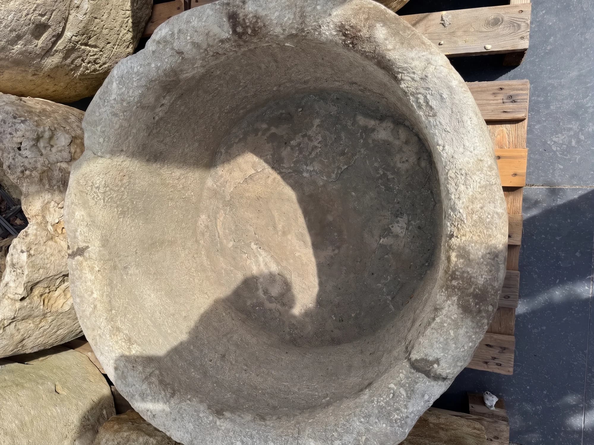 Natuurstenen pot met zachte patina, grijs, rond (40×78), verweerde kalksteen met natuurlijke patina, handgemaakt in Indonesië foto 5