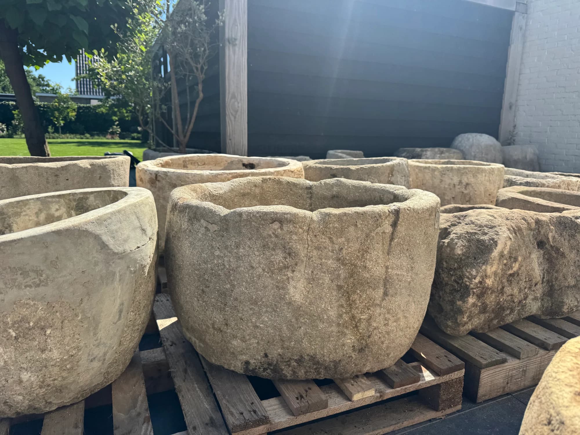 Natuurstenen pot met zachte patina, grijs, rond (40×78), verweerde kalksteen met natuurlijke patina, handgemaakt in Indonesië foto 6