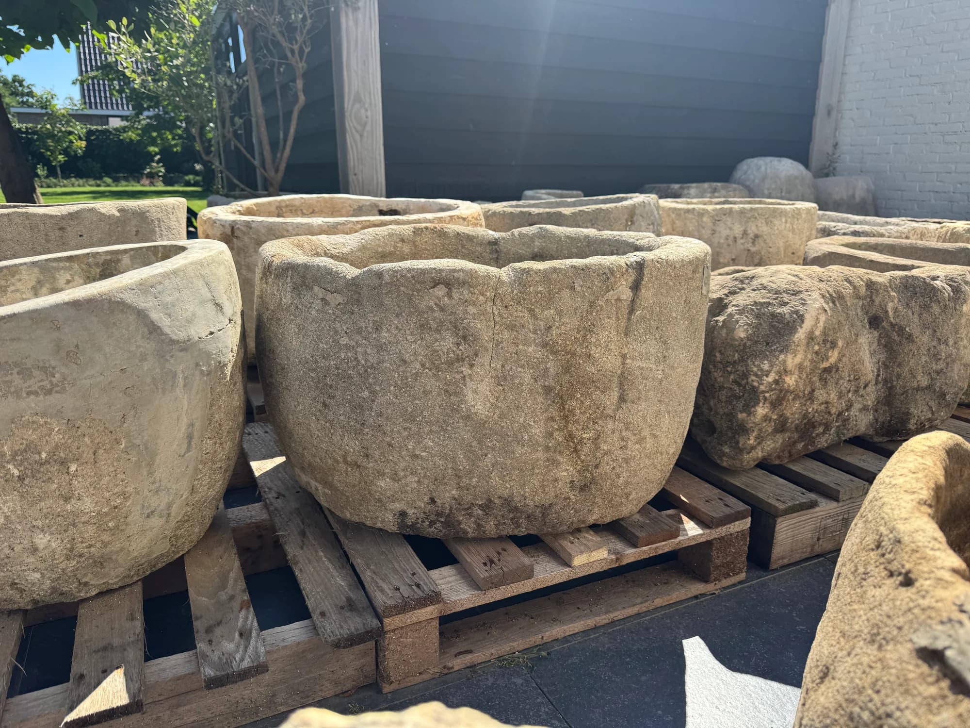 Natuurstenen pot met zachte patina, grijs, rond (40×78), verweerde kalksteen met natuurlijke patina, handgemaakt in Indonesië foto 7