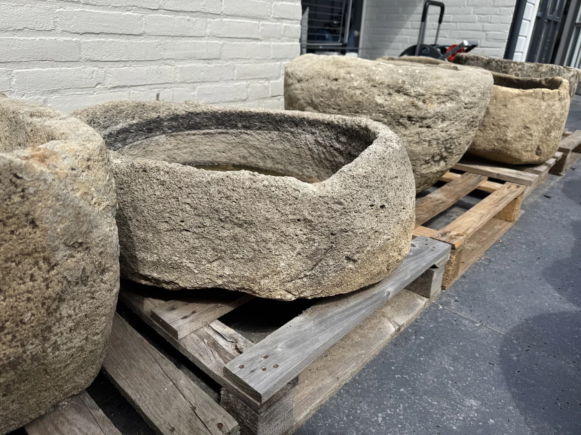 Massieve ovalen natuurstenen trog met dikke rand (27×78×63), verweerde kalksteen met natuurlijke patina, handgemaakt in Indonesië foto 8