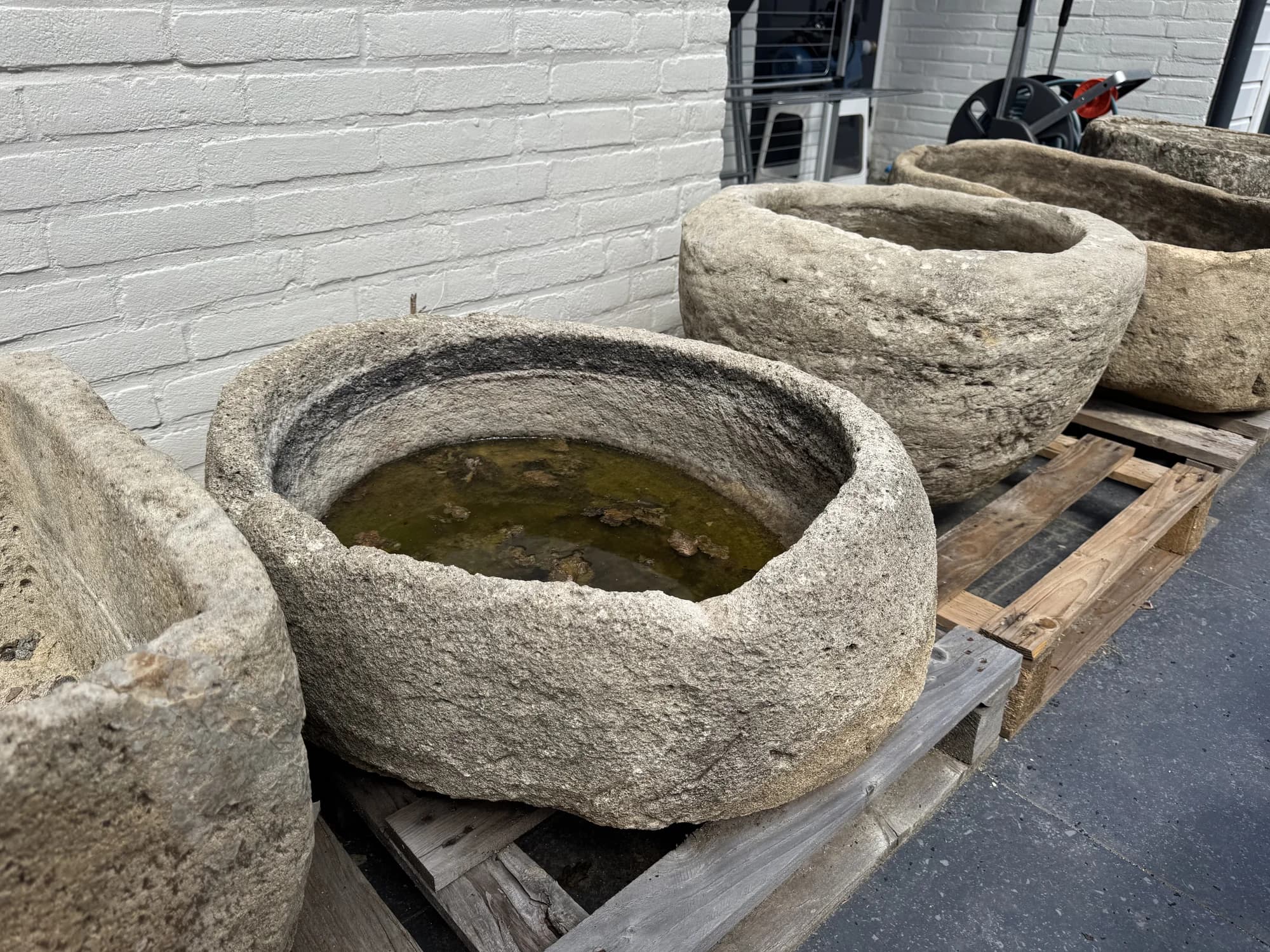 Massieve ovalen natuurstenen trog met dikke rand (27×78×63), verweerde kalksteen met natuurlijke patina, handgemaakt in Indonesië foto 9