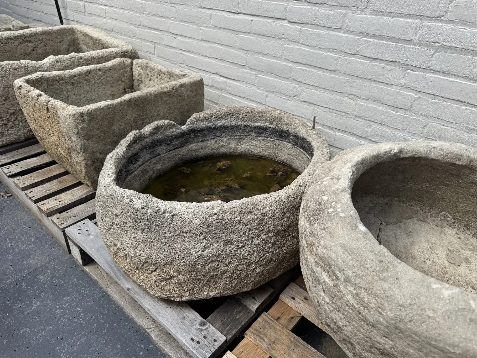 Massieve ovalen natuurstenen trog met dikke rand (27×78×63), verweerde kalksteen met natuurlijke patina, handgemaakt in Indonesië foto 5