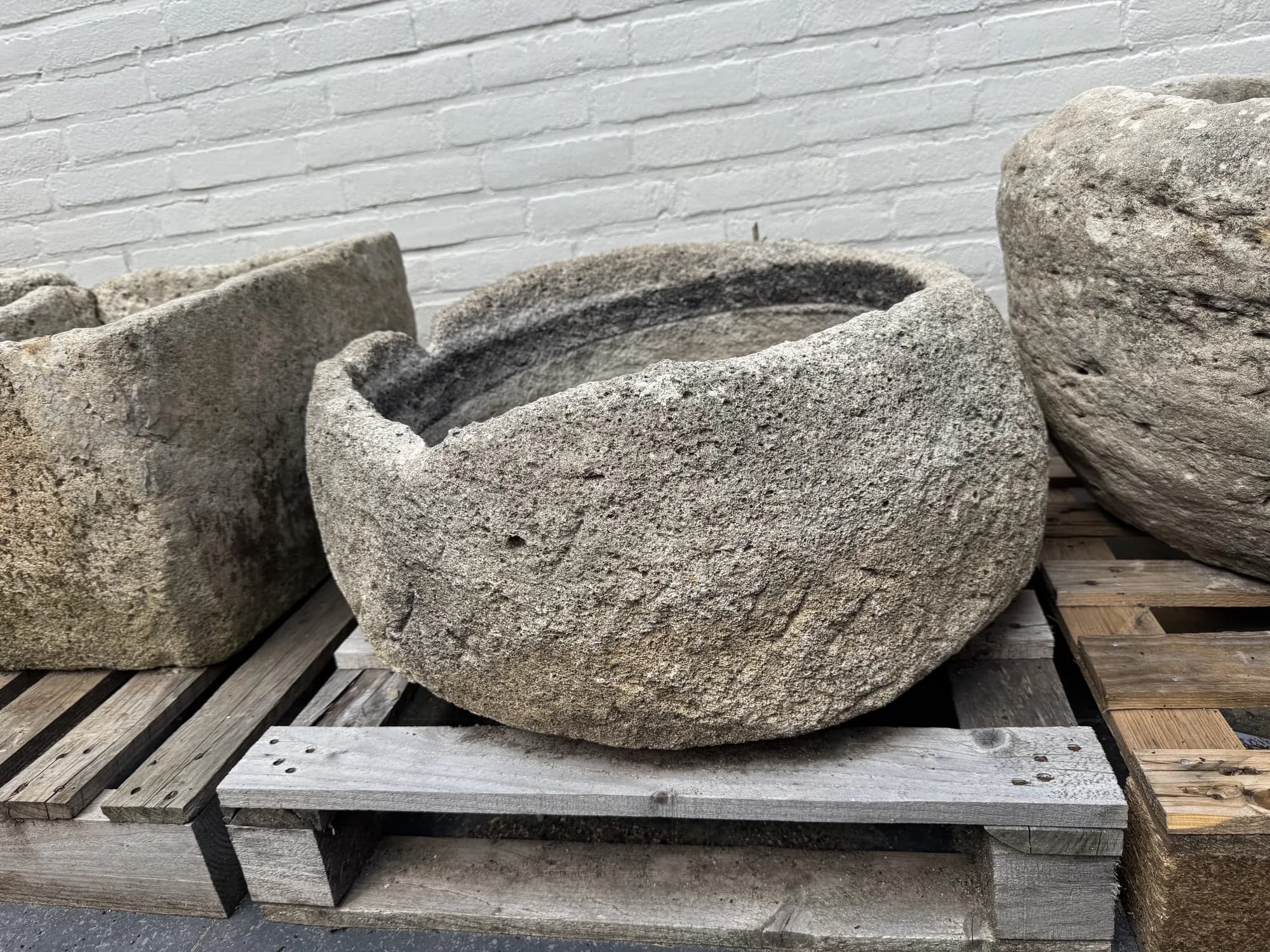 Massieve ovalen natuurstenen trog met dikke rand (27×78×63), verweerde kalksteen met natuurlijke patina, handgemaakt in Indonesië foto 7
