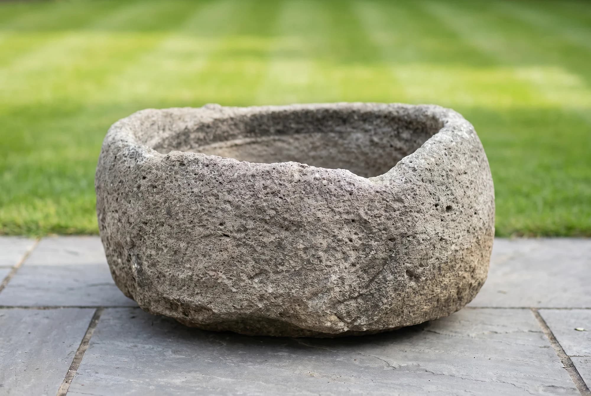 Massieve ovalen natuurstenen trog met dikke rand (27×78×63), verweerde kalksteen met natuurlijke patina, handgemaakt in Indonesië foto 10