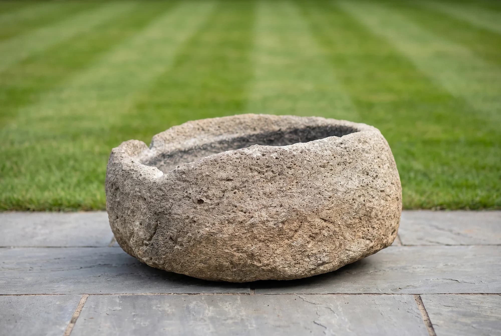 Massieve ovalen natuurstenen trog met dikke rand (27×78×63), verweerde kalksteen met natuurlijke patina, handgemaakt in Indonesië foto 6