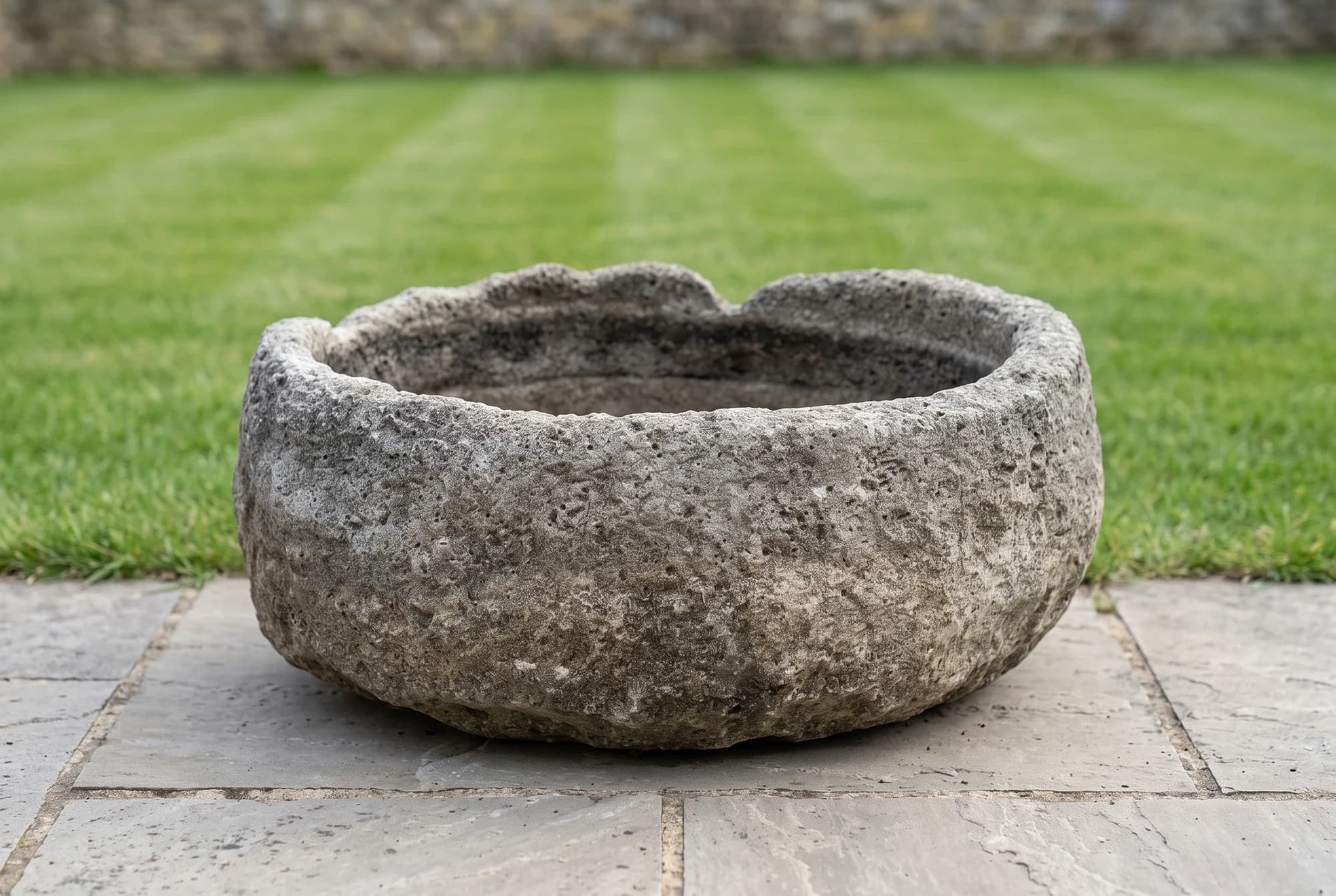 Massieve ovalen natuurstenen trog met dikke rand (27×78×63), verweerde kalksteen met natuurlijke patina, handgemaakt in Indonesië foto 2