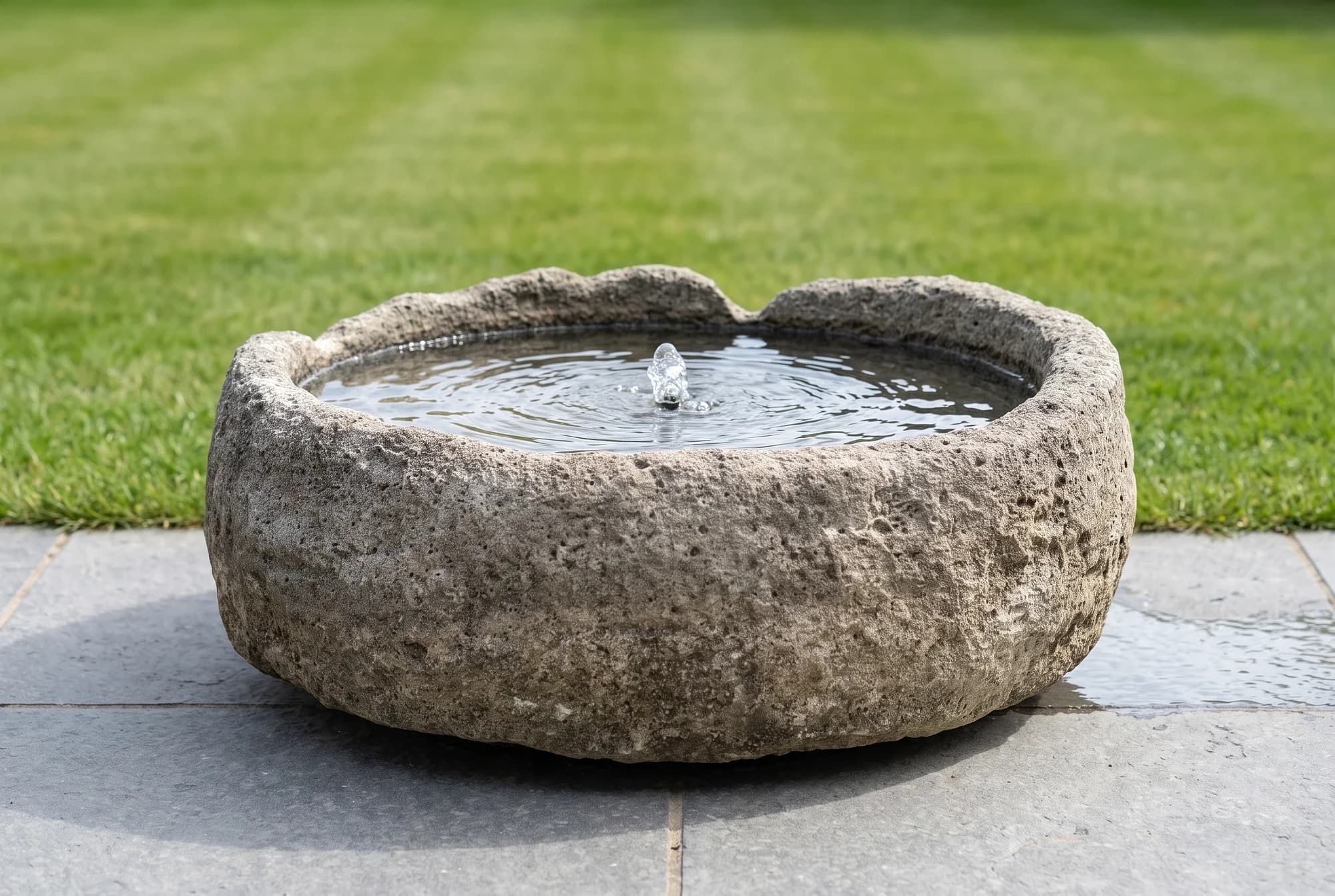 Massieve ovalen natuurstenen trog met dikke rand (27×78×63), verweerde kalksteen met natuurlijke patina, handgemaakt in Indonesië foto 4