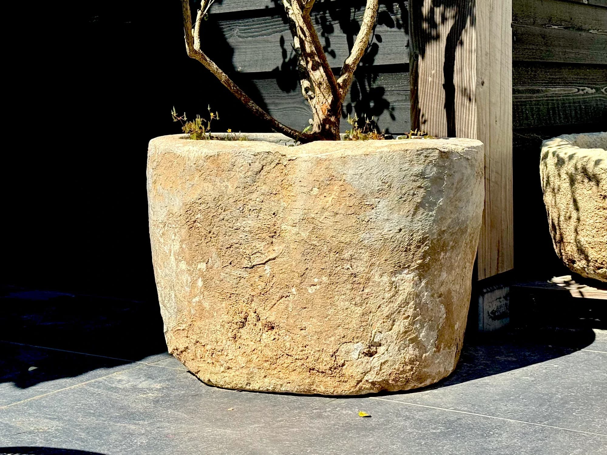 Imposante natuurstenen pot, beige, rond (55×80), handgemaakt en verweerd, persoonlijk ingekocht in Indonesië