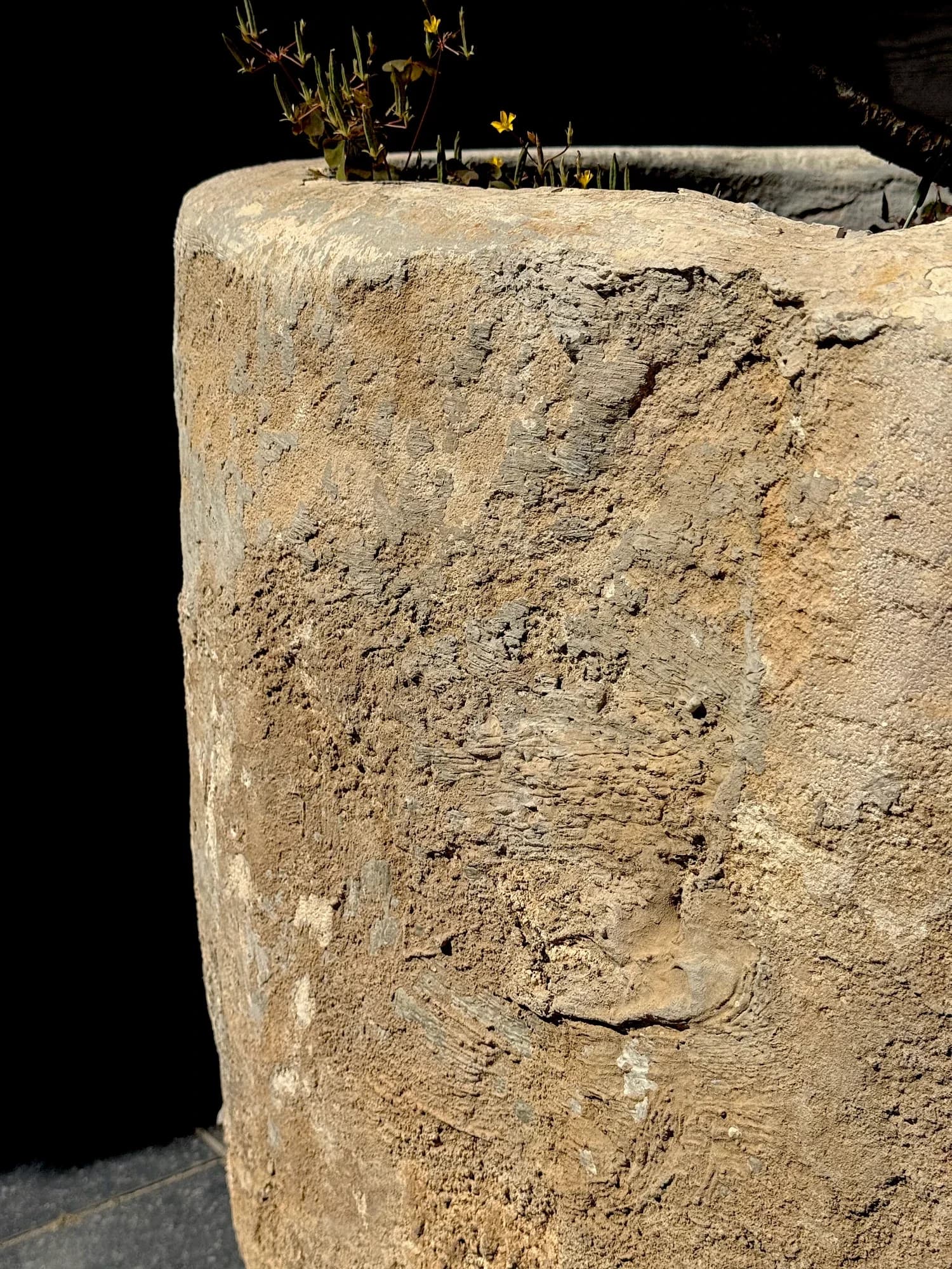 Imposante natuurstenen pot, beige, rond (55×80), verweerde kalksteen met natuurlijke patina, handgemaakt in Indonesië foto 3