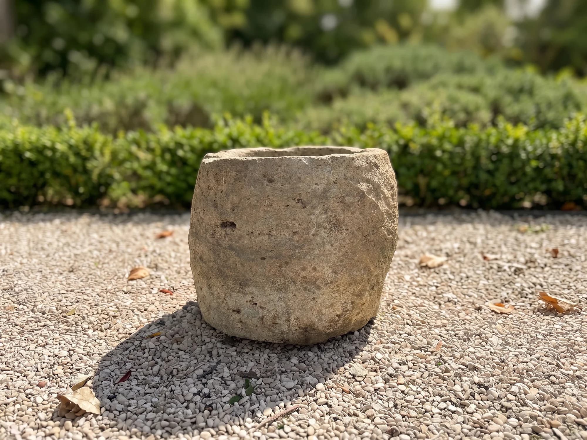 Natuurstenen pot, beige grijs, hoog rond model, verweerde kalksteen met natuurlijke patina, handgemaakt in Indonesië foto 3