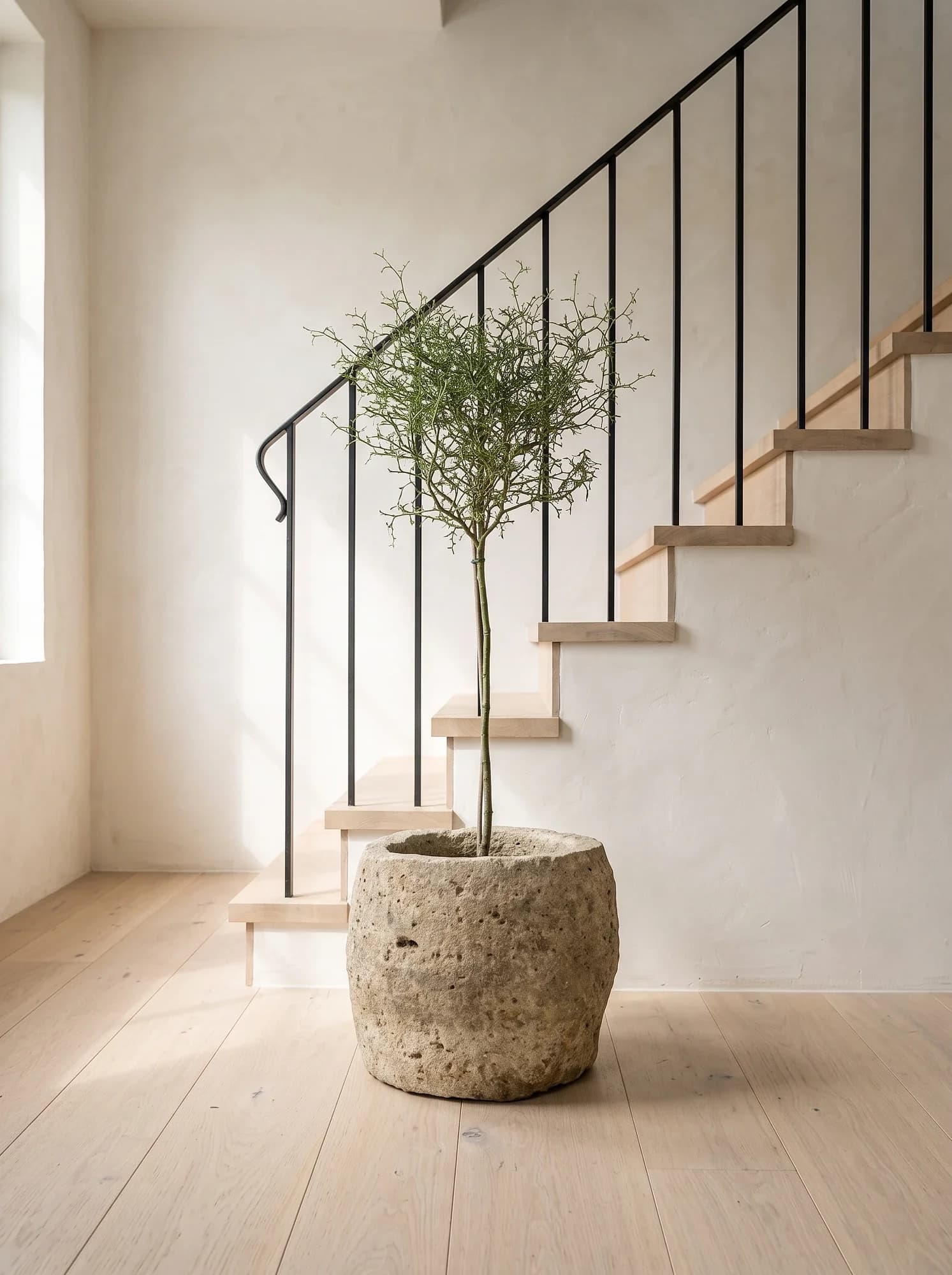 Natuurstenen pot, beige grijs, hoog rond model, verweerde kalksteen met natuurlijke patina, handgemaakt in Indonesië foto 2
