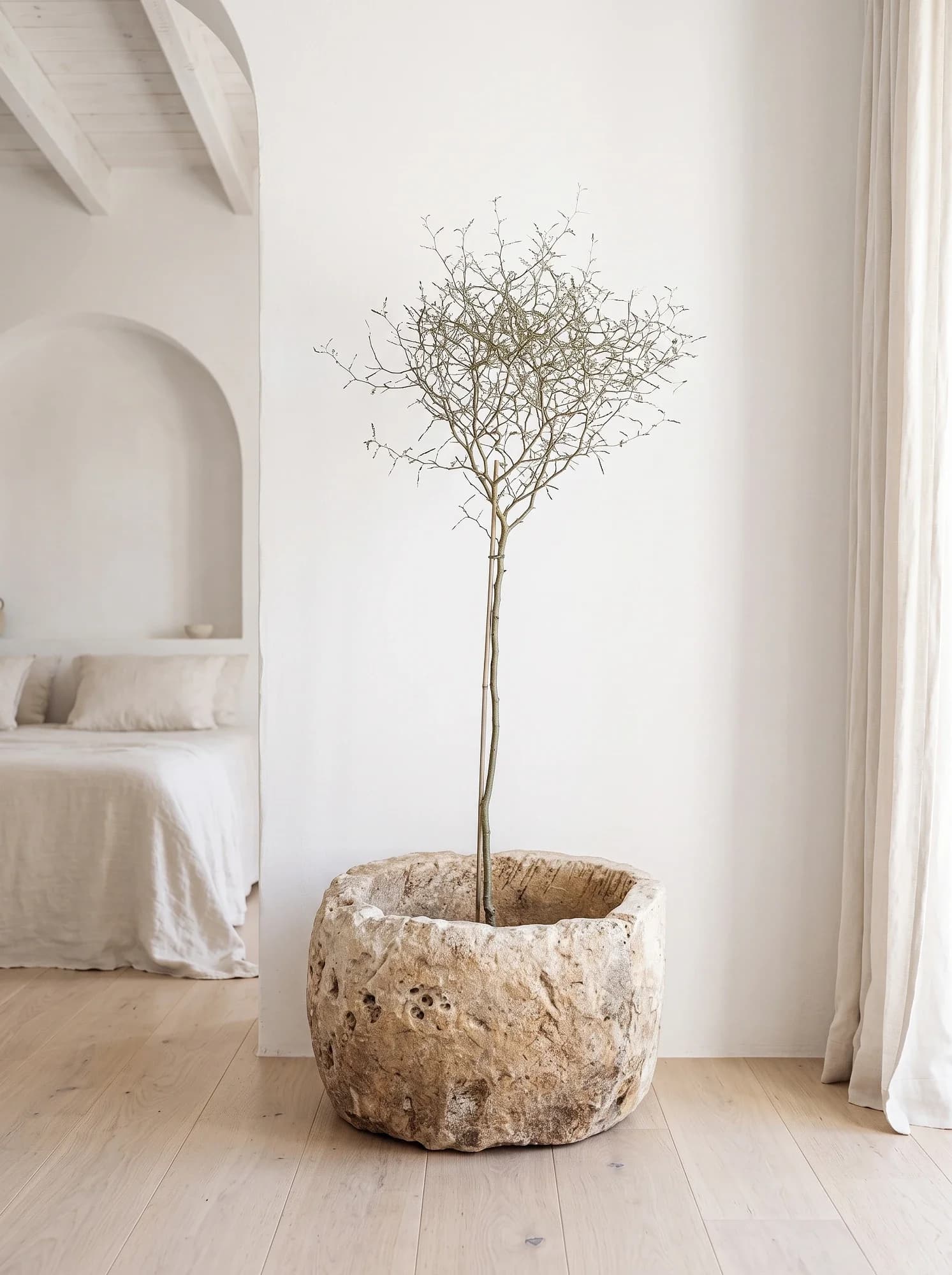 Beige natuurstenen pot met kuiltjes in het steen, laag model (37×63), verweerde kalksteen met natuurlijke patina, handgemaakt in Indonesië foto 2