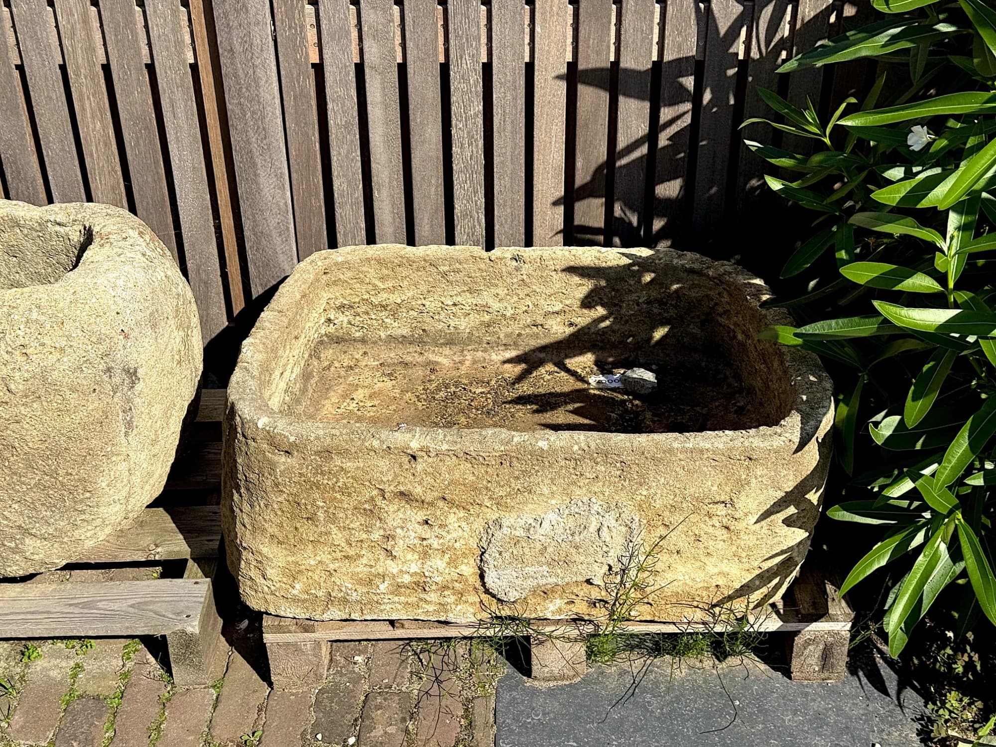 Rechthoekige kalkstenen trog (27×81×64), verweerde kalksteen met natuurlijke patina, handgemaakt in Indonesië foto 2