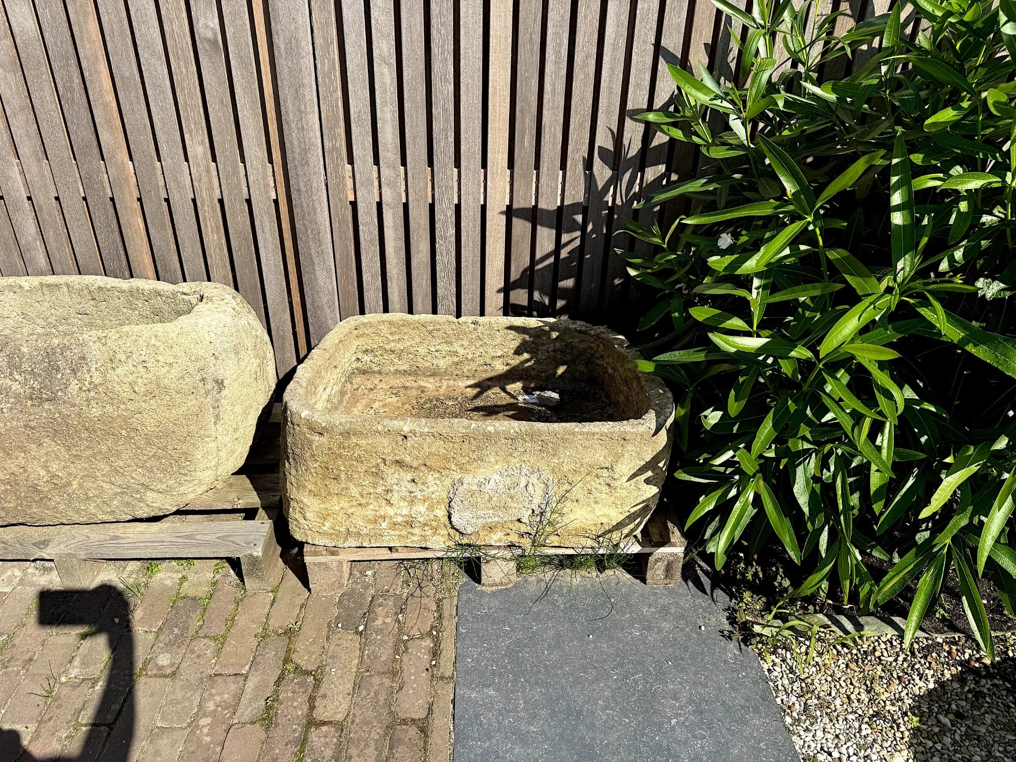 Rechthoekige kalkstenen trog (27×81×64), verweerde kalksteen met natuurlijke patina, handgemaakt in Indonesië foto 3