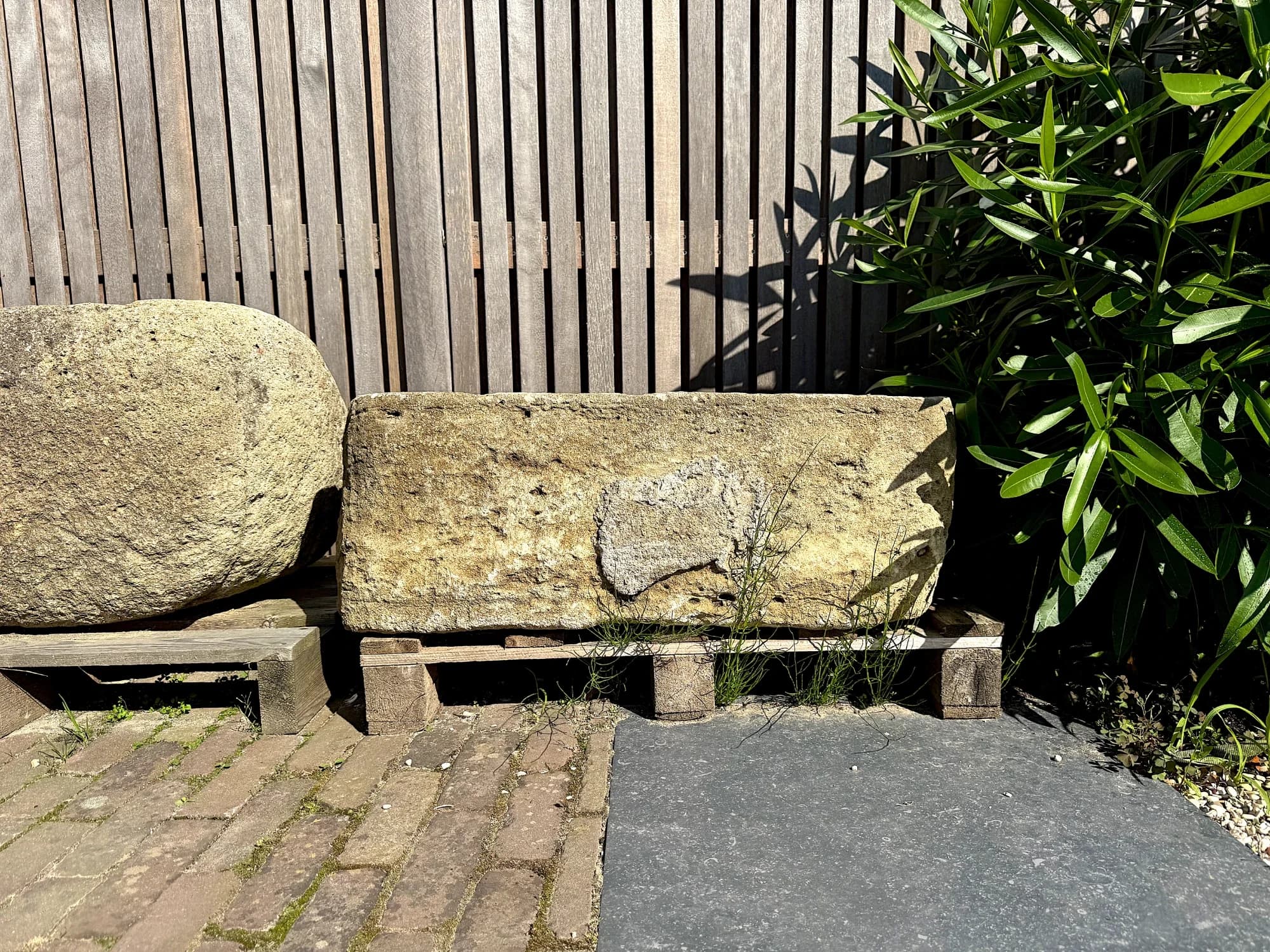 Rechthoekige kalkstenen trog (27×81×64), verweerde kalksteen met natuurlijke patina, handgemaakt in Indonesië foto 4