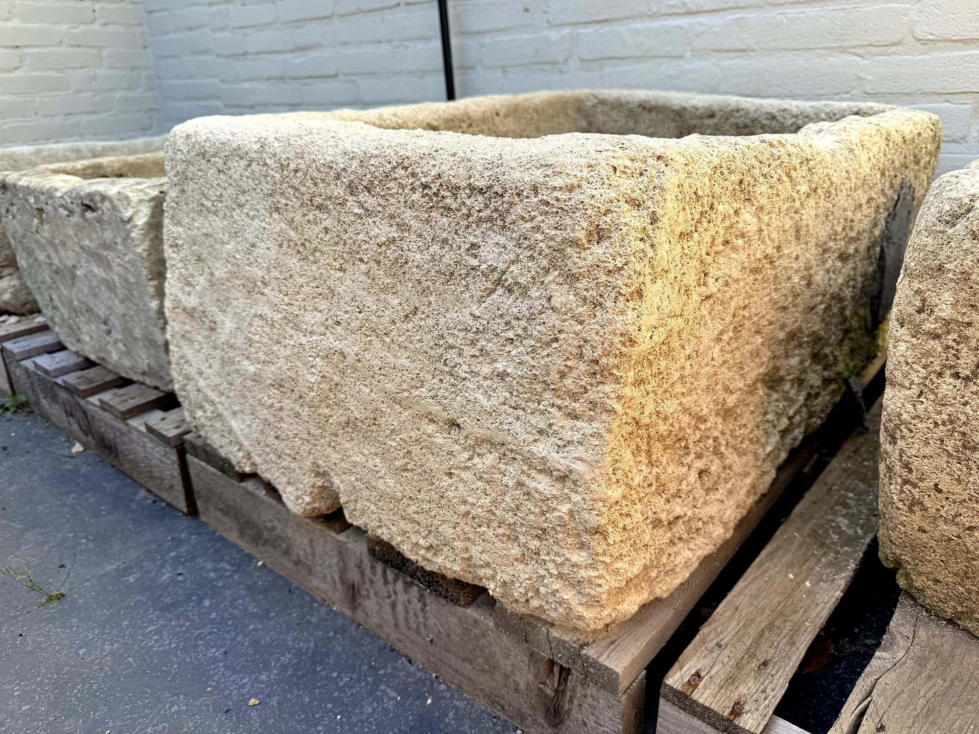 Kalkstenen trog met patina, rechthoekig (34×80×59), verweerde kalksteen met natuurlijke patina, handgemaakt in Indonesië foto 2