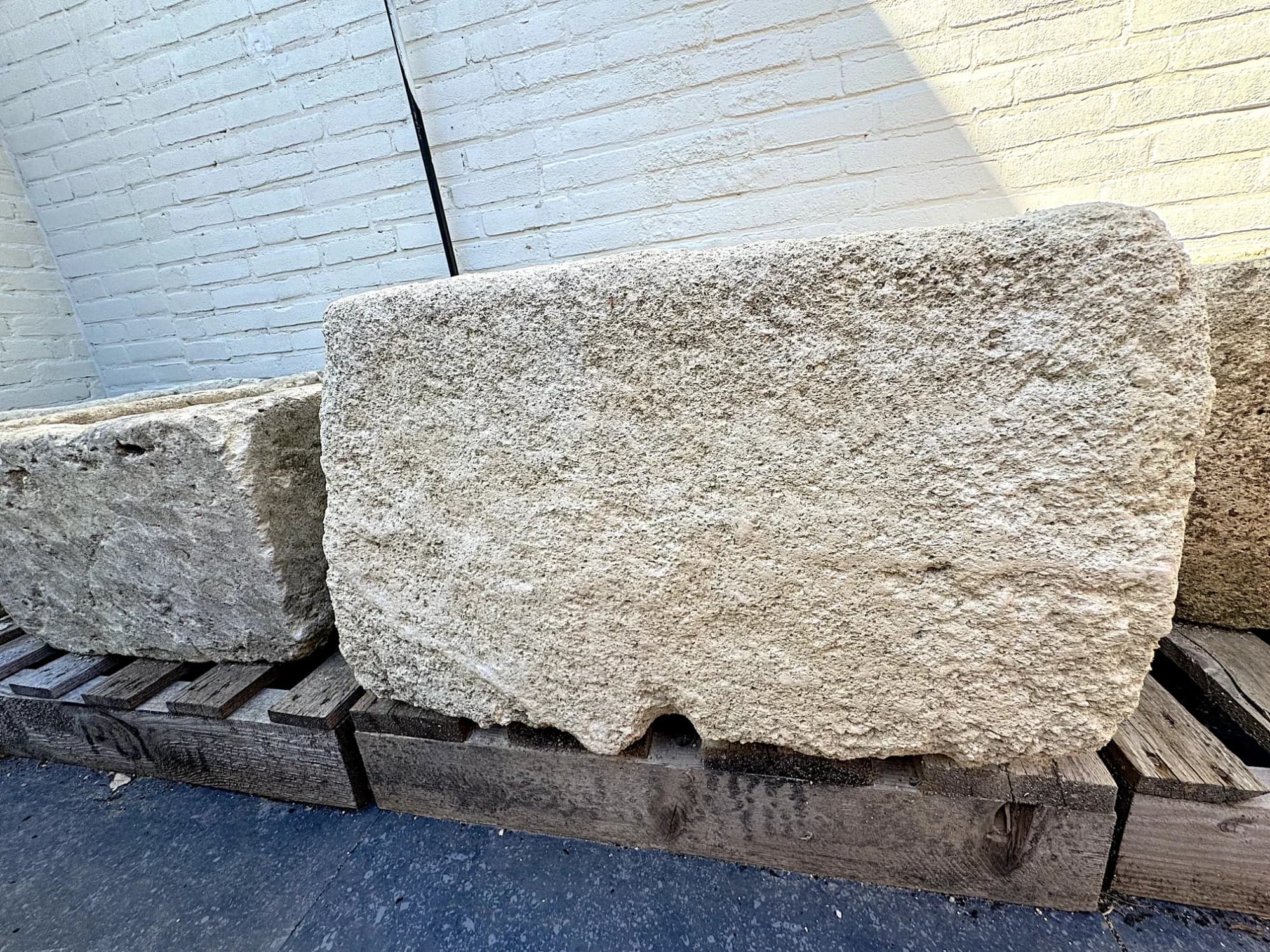 Kalkstenen trog met patina, rechthoekig (34×80×59), verweerde kalksteen met natuurlijke patina, handgemaakt in Indonesië foto 3