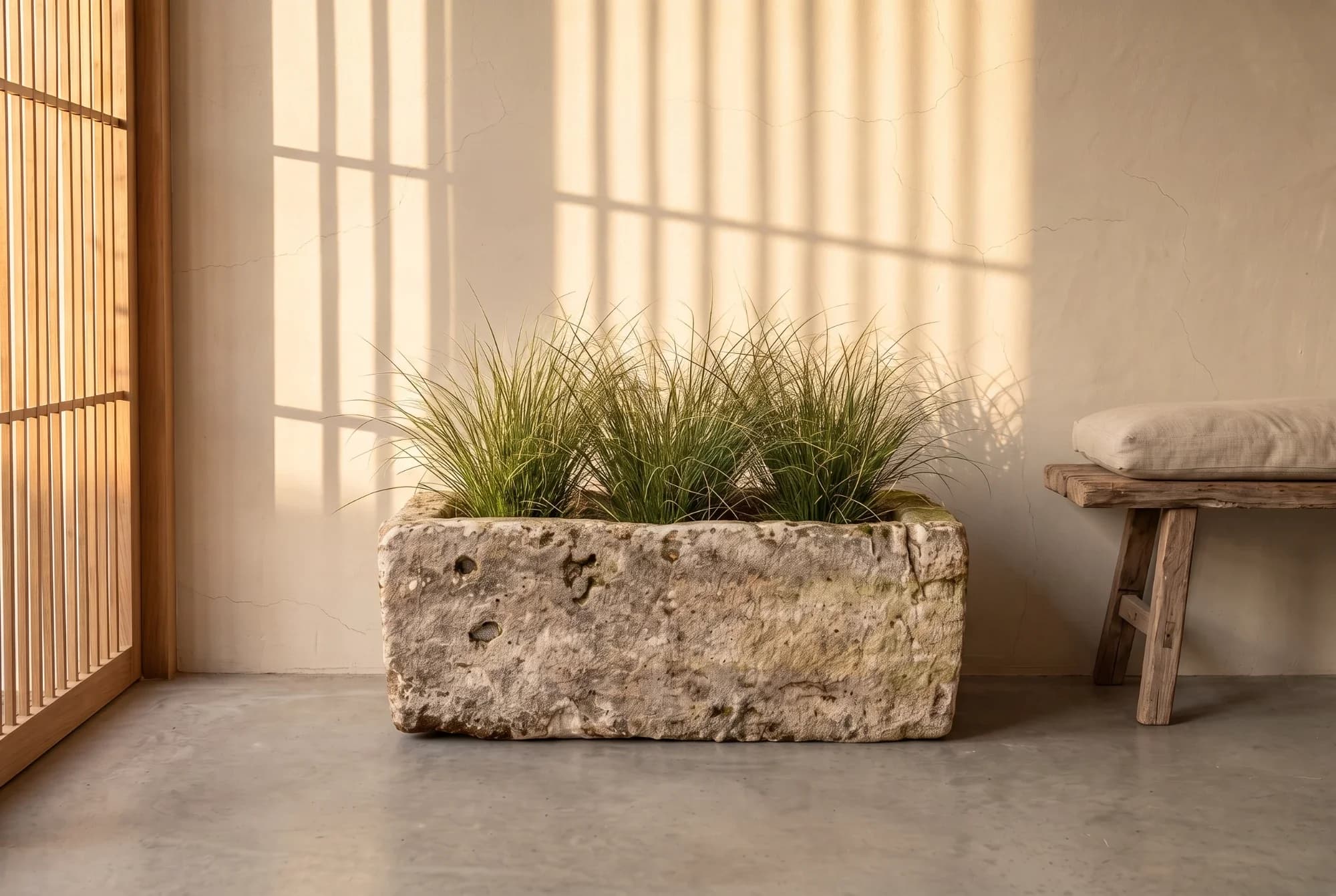 Antieke massieve natuurstenen trog met diepe patina (28×75×51), handgemaakt en verweerd, persoonlijk ingekocht in Indonesië