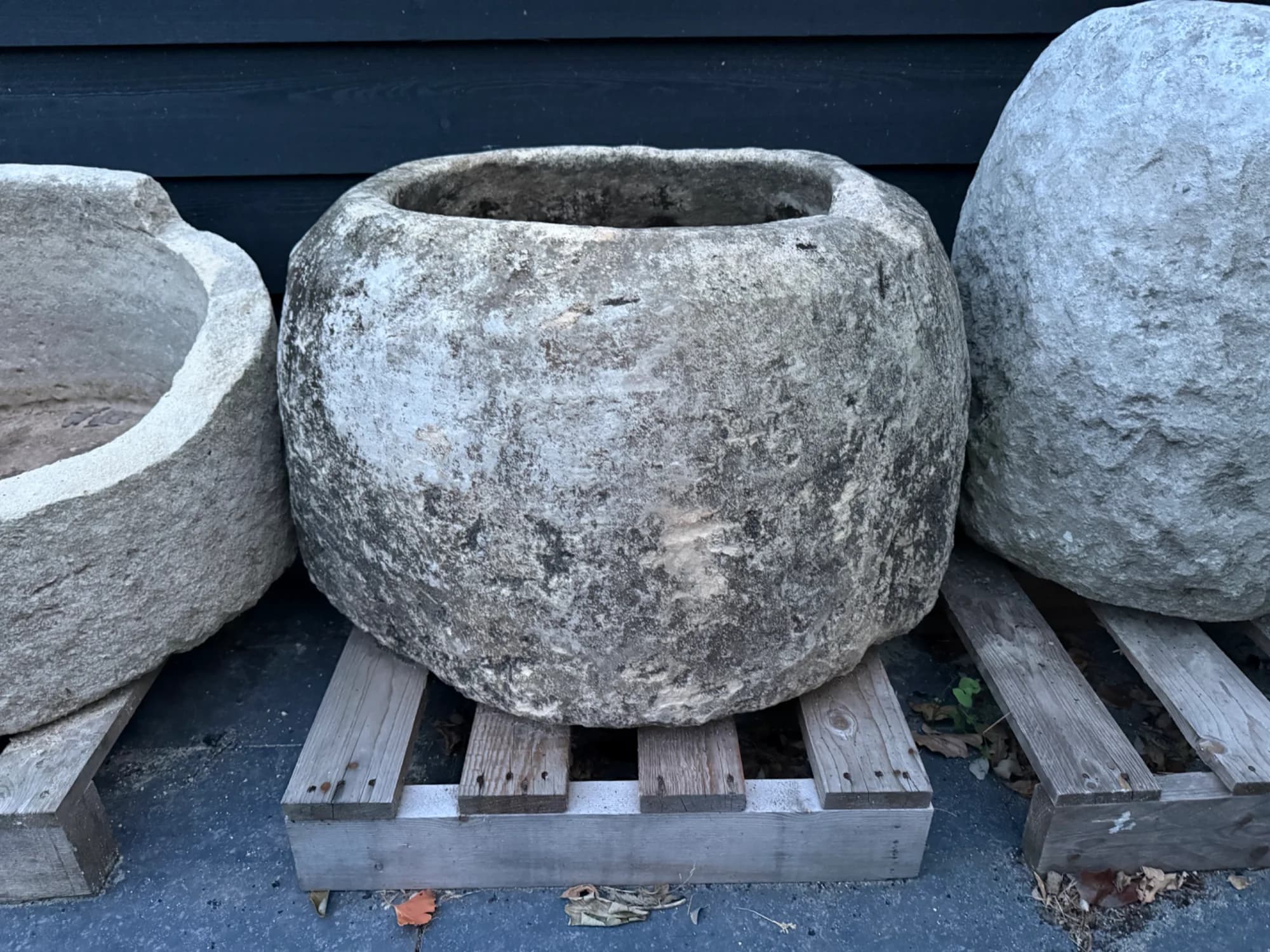 Grote tapstoelopende pot met patina., handgemaakt en verweerd, persoonlijk ingekocht in Indonesië