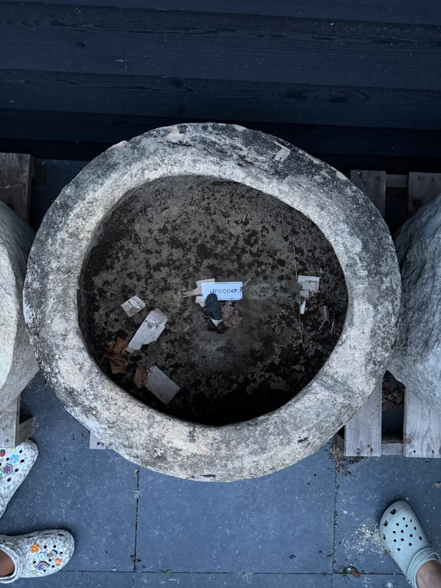 Grote tapstoelopende pot met patina., verweerde kalksteen met natuurlijke patina, handgemaakt in Indonesië foto 2