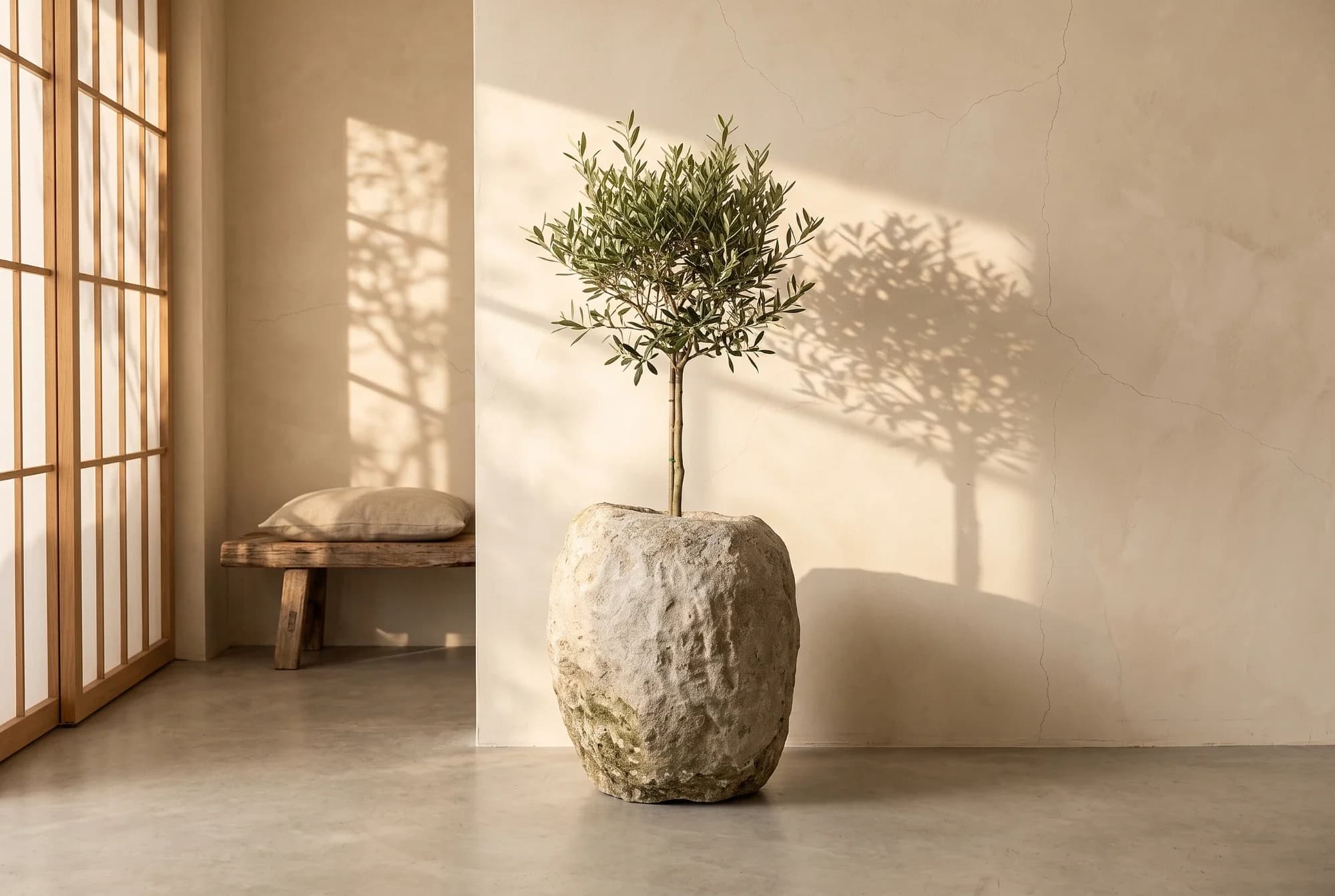 Sculpturale natuurstenen keipot, bemost (65×60), verweerde kalksteen met natuurlijke patina, handgemaakt in Indonesië foto 3
