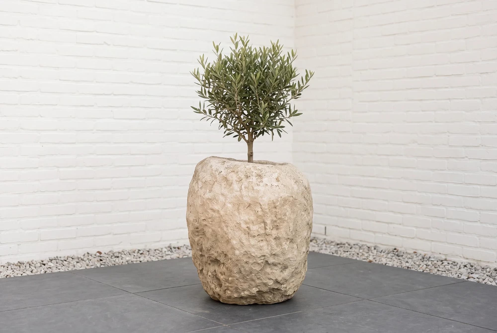 Sculpturale natuurstenen keipot, bemost (65×60), handgemaakt en verweerd, persoonlijk ingekocht in Indonesië