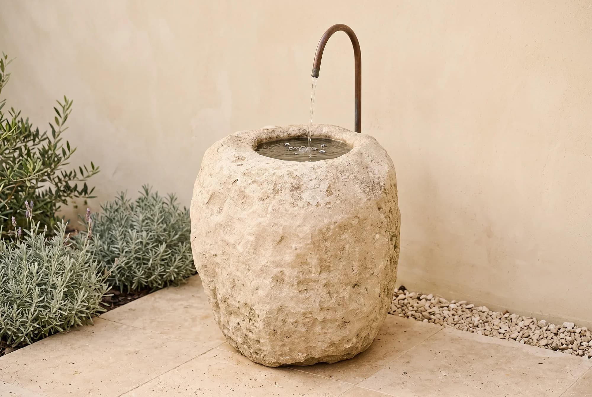 Sculpturale natuurstenen keipot, bemost (65×60), verweerde kalksteen met natuurlijke patina, handgemaakt in Indonesië foto 4